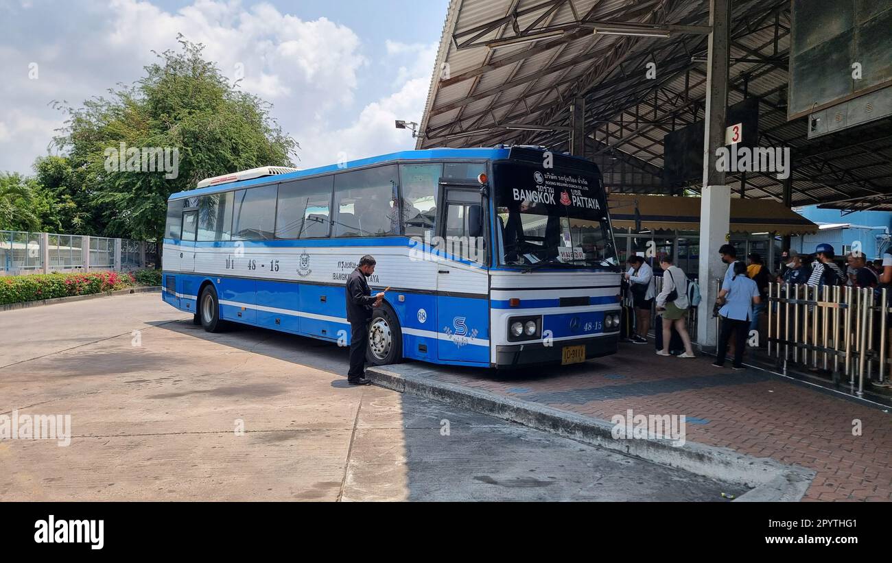 Pattaya Thailand 2023. April, blauweißer Bus am Busbahnhof Pattaya, der Passagiere zwischen Bangkok und Pattaya abholt. Stockfoto