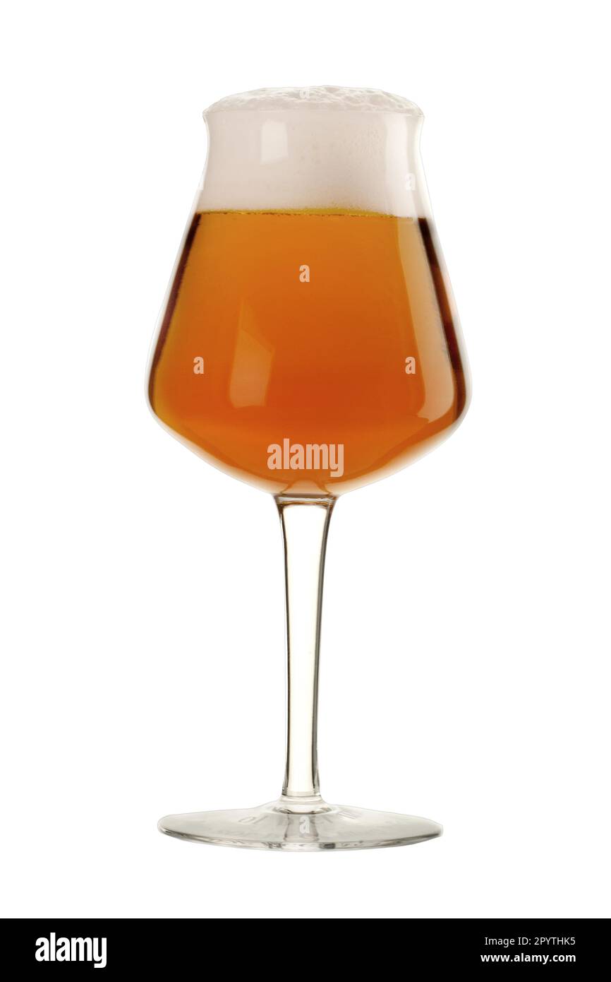 Bierbecher mit weißem Schaum, isoliert auf weißem Boden, mit Schneideweg Stockfoto