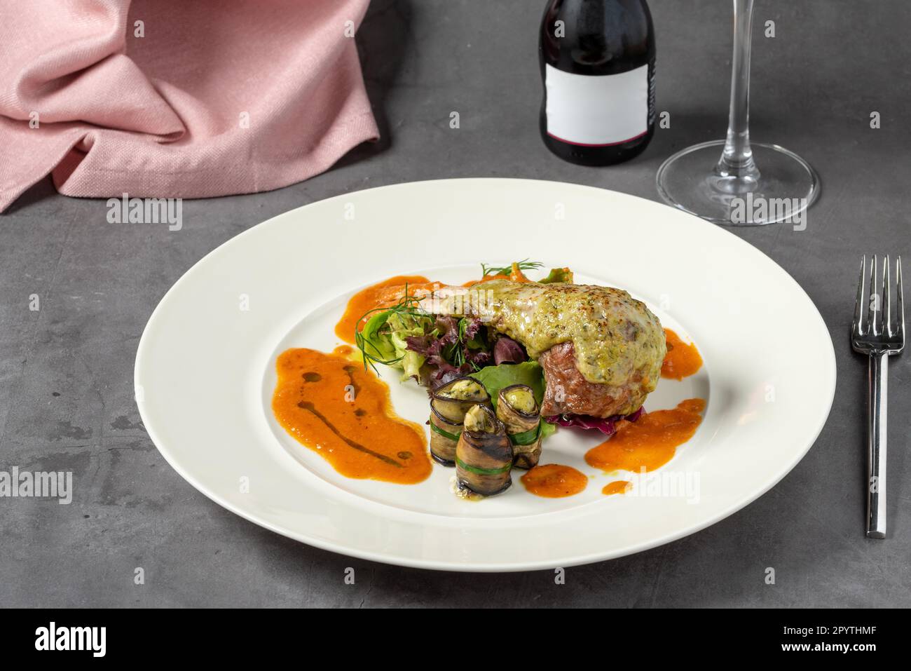 Lammkoteletts mit verschiedenen Gemüsesorten in einem feinen Restaurant Stockfoto