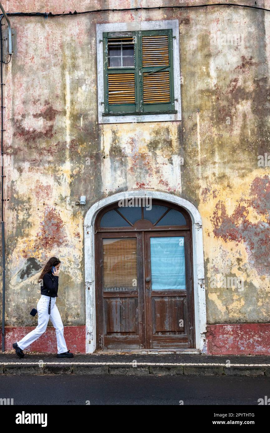 Portugal, Azoren, Insel Sao Miguel, Lagoa. Verlassenes Haus. Stockfoto