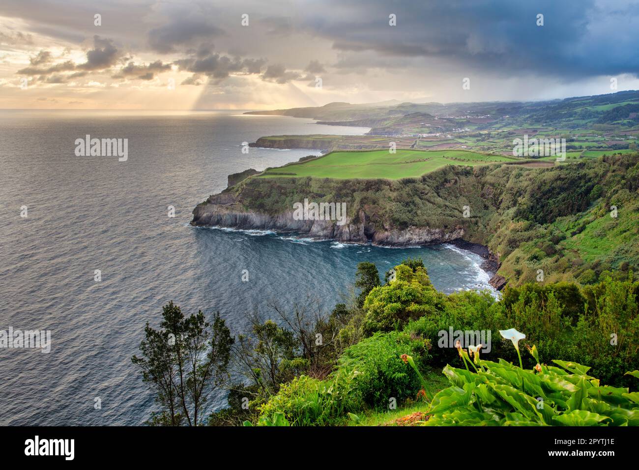 Portugal, Azoren, Insel Sao Miguel, Ribeirinha. Aussichtspunkt Santa iria. Stockfoto
