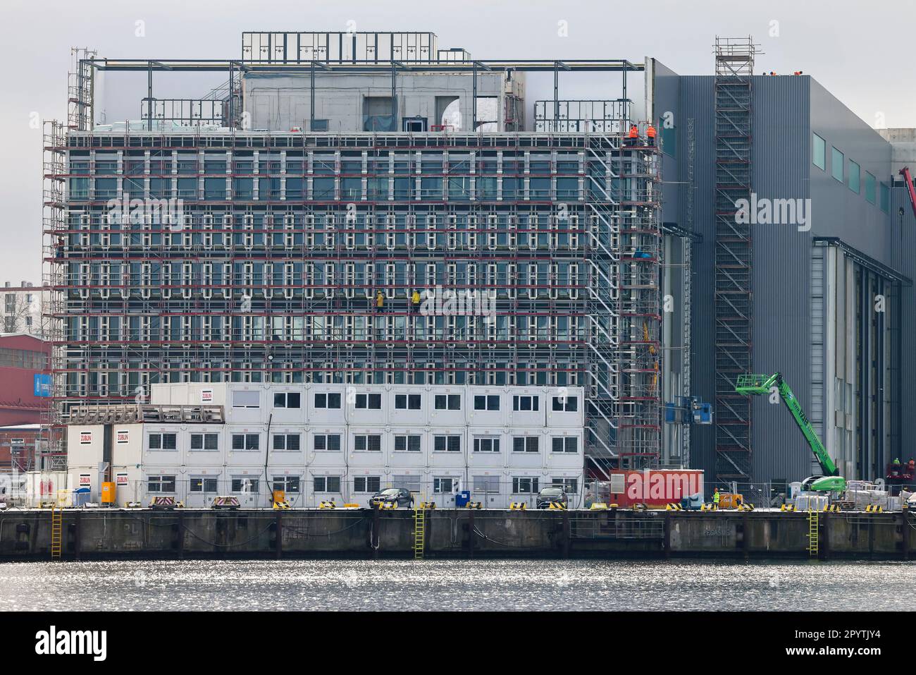 Kiel, Deutschland. 08. März 2023. Gerüststände in der neuen Schiffbauhalle der TKMS thyssenkrupp Marine Systems Werft. Die Halle ist 170 Meter lang, 70 Meter breit und 33 Meter hoch. U-Boote sollen hier ab 2023 gebaut werden. Das Bauprojekt ist Teil eines Baustellenkonzepts, in das die thyssenkrupp AG rund 250 Millionen Euro investiert. Kredit: Frank Molter/dpa/Alamy Live News Stockfoto