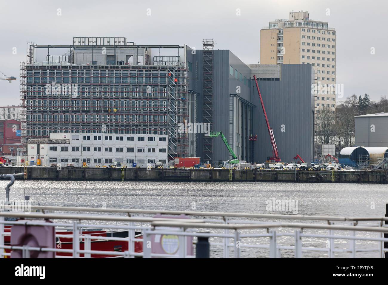 Kiel, Deutschland. 08. März 2023. Gerüststände in der neuen Schiffbauhalle der TKMS thyssenkrupp Marine Systems Werft. Die Halle ist 170 Meter lang, 70 Meter breit und 33 Meter hoch. U-Boote sollen hier ab 2023 gebaut werden. Das Bauprojekt ist Teil eines Baustellenkonzepts, in das die thyssenkrupp AG rund 250 Millionen Euro investiert. Kredit: Frank Molter/dpa/Alamy Live News Stockfoto