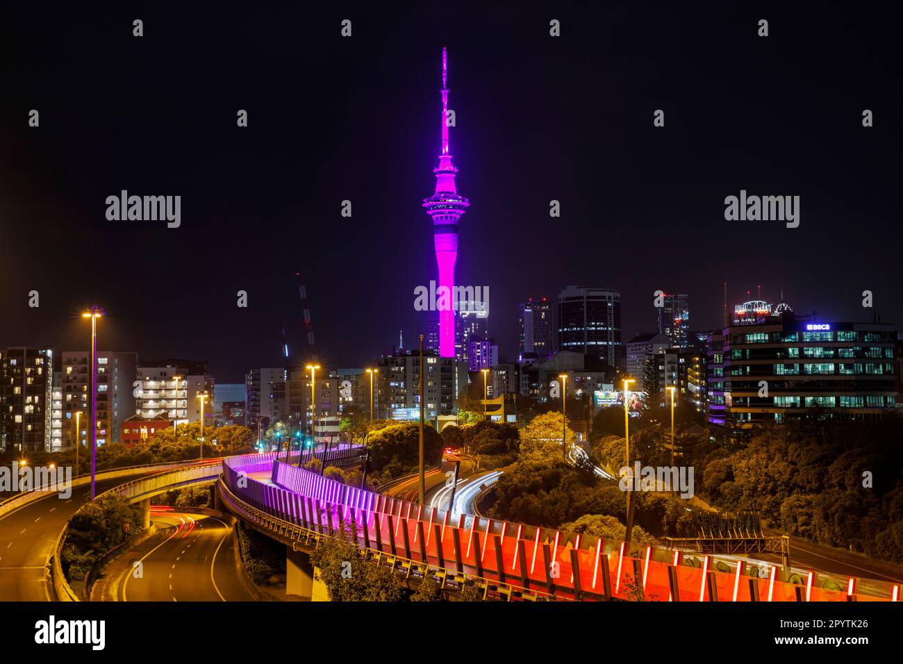 Auckland, Neuseeland, 05. Mai 2023. Der Sky Tower und andere Sehenswürdigkeiten rund um die Stadt leuchten in königlichem Lila, um die Krönung von König Karl III. Zu feiern Die Krönung von König Karl III. Findet am 6. Mai in London statt. Kredit: David Rowland/Alamy Live News Stockfoto