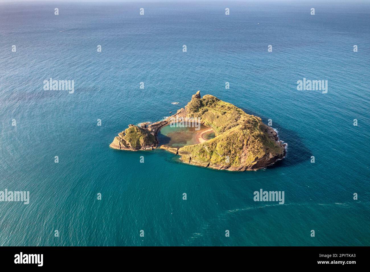 Portugal, Azoren, Insel Sao Miguel, Vila Franca do Campo. Ilhéu de Vila Franca. Antenne. Stockfoto