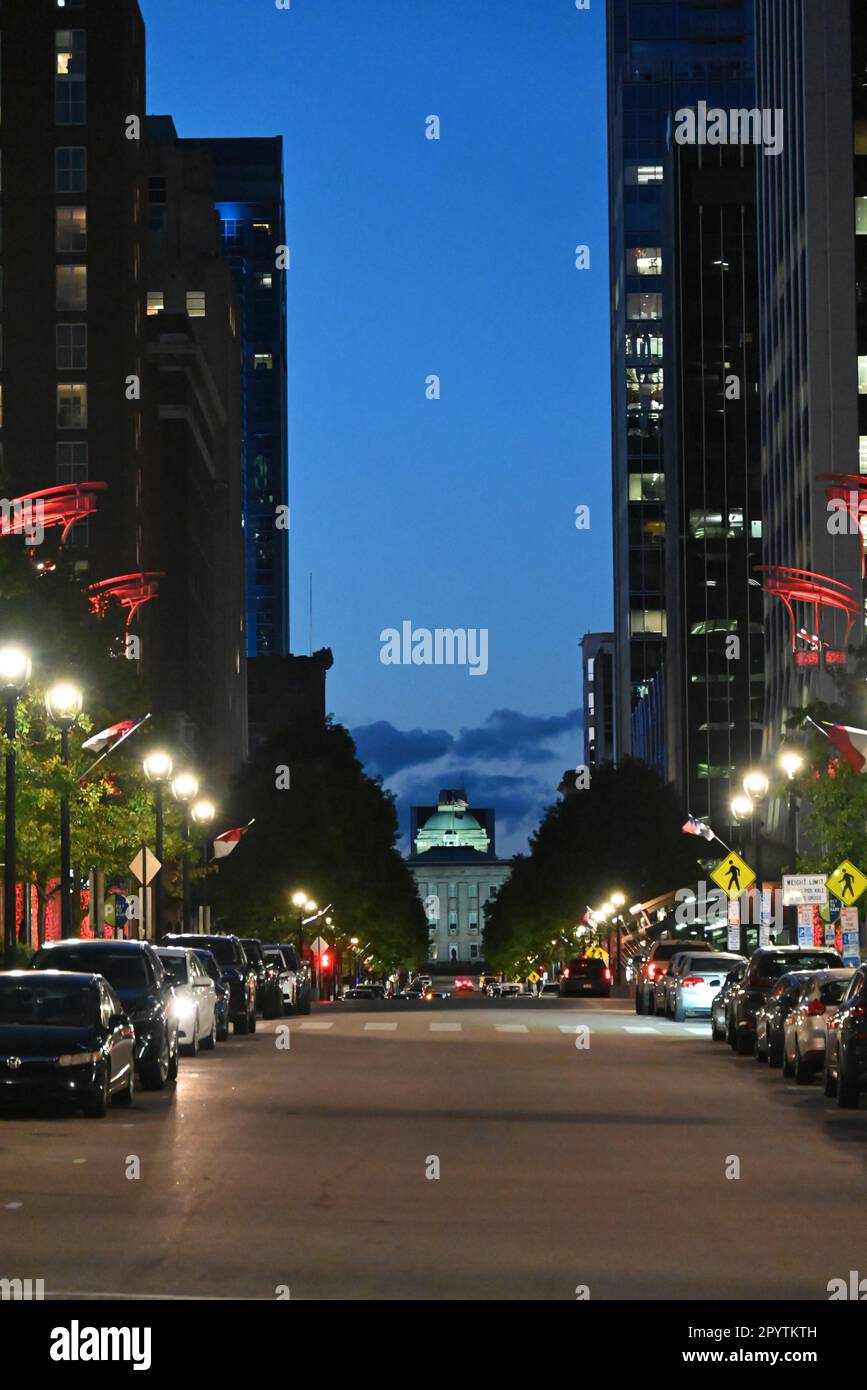 Blick auf die Fayetteville Street in der Innenstadt von Raleigh in der Abenddämmerung in Richtung des alten NC Statehouse. Stockfoto