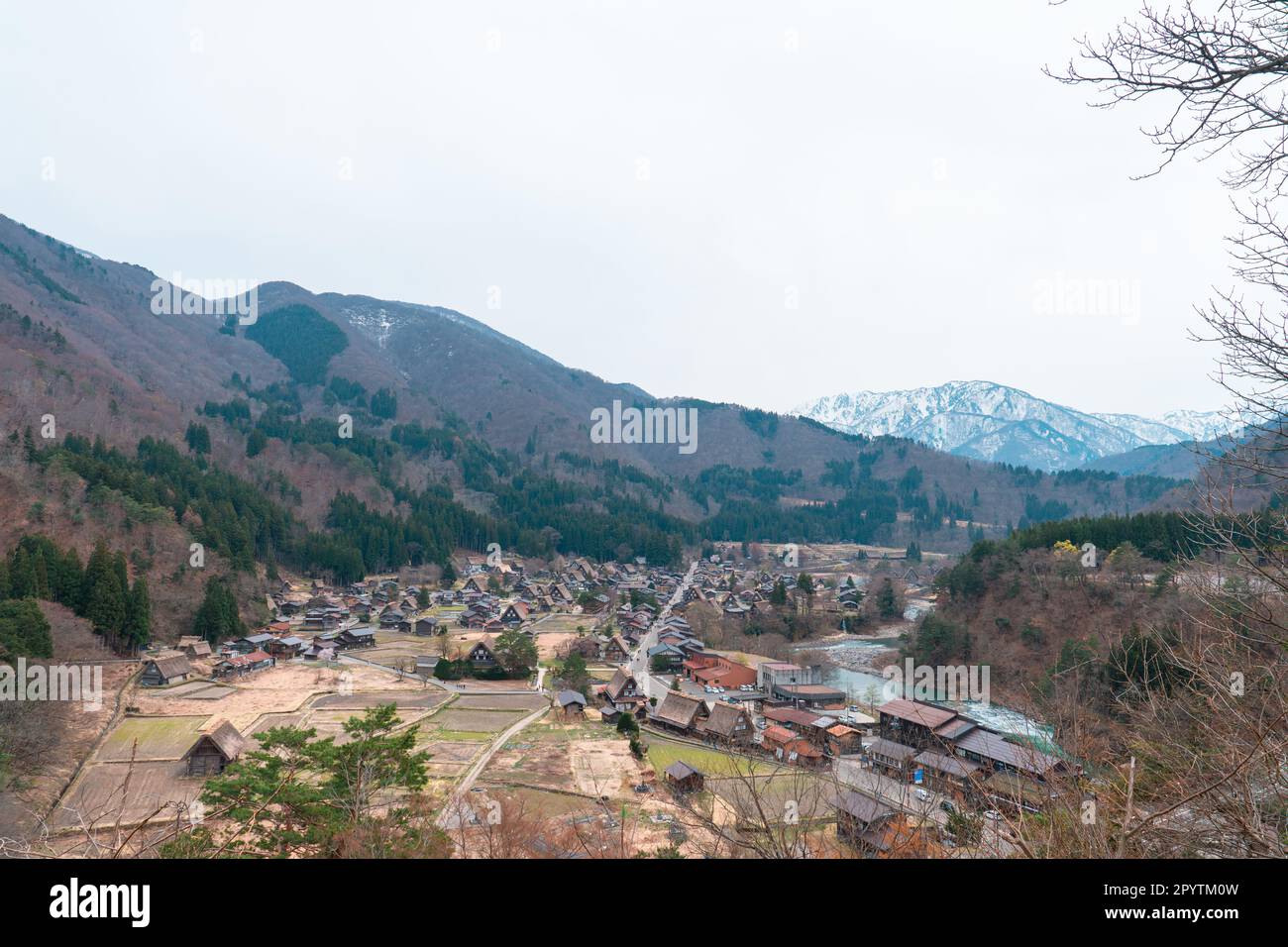 SHIRAKAWA, JAPAN - 5. APRIL 2023: Blick aus der Vogelperspektive auf das Dorf Shirakawa-go im Frühling Stockfoto