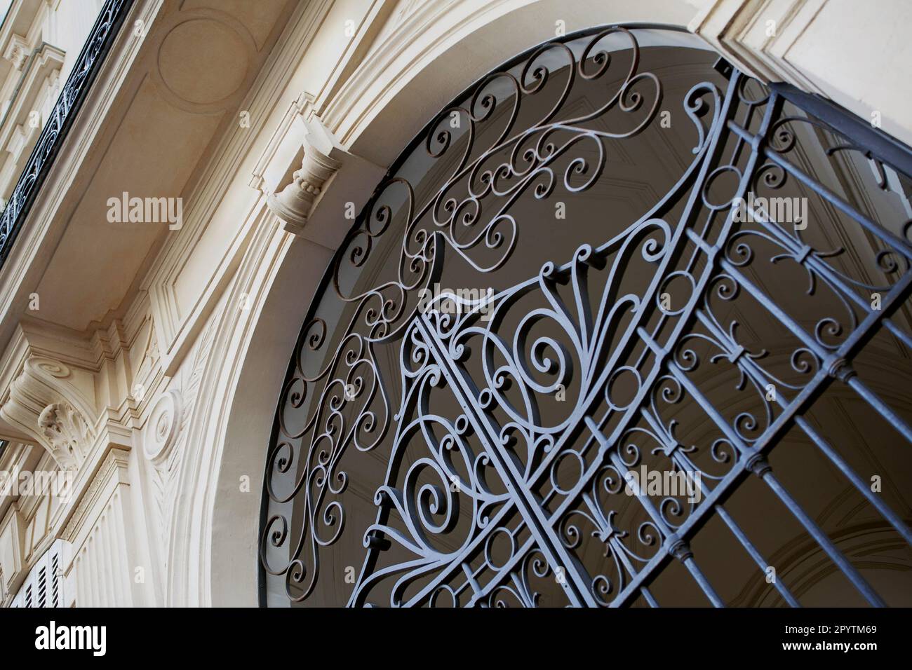Schmiedeeisernes Tor an einer Pariser Fassade Stockfoto