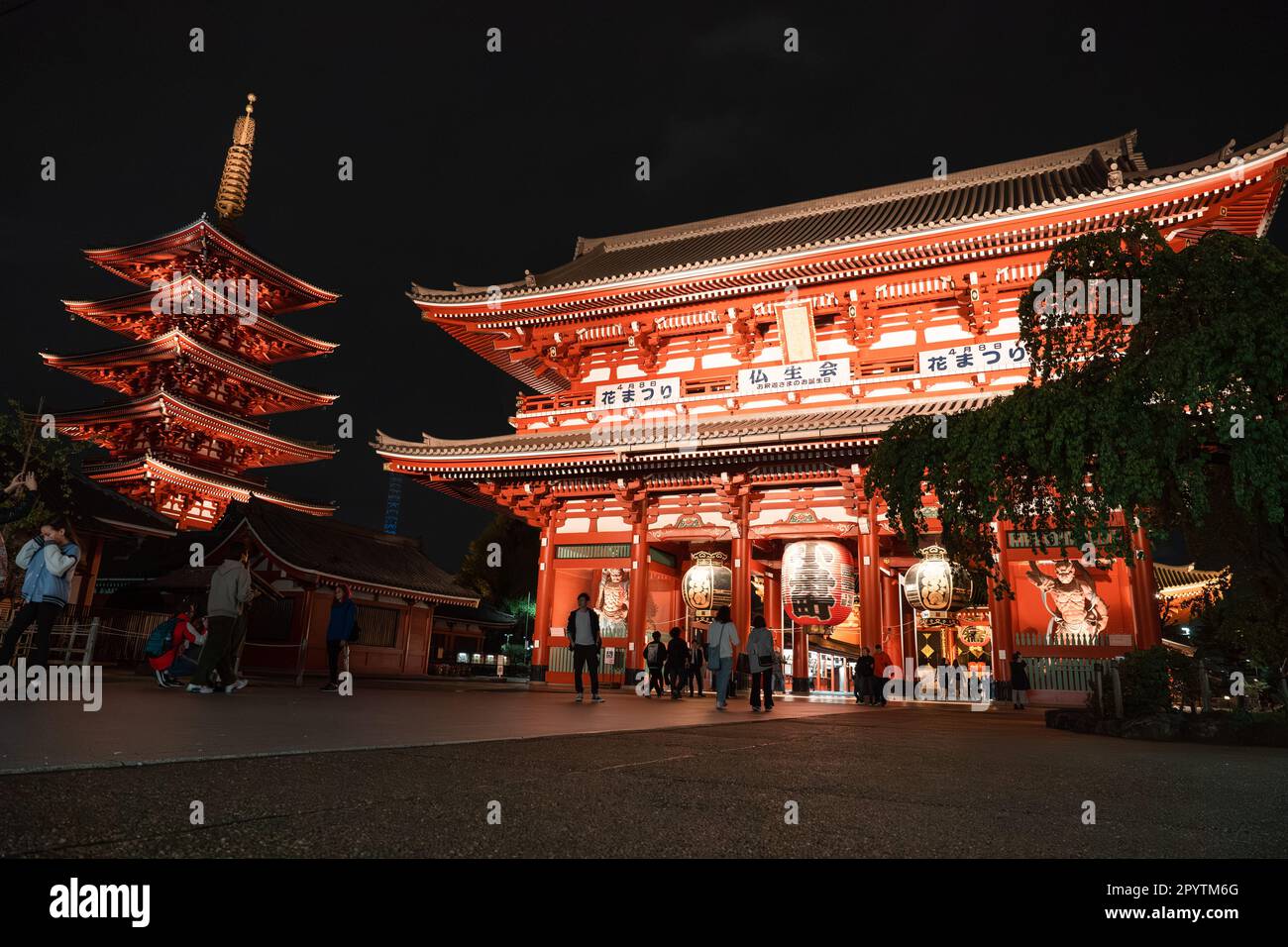 TOKIO, JAPAN - 7. APRIL 2023: Am Abend spazieren die Leute durch den Senso-ji-Tempel in Asakusa und regenregen Stockfoto