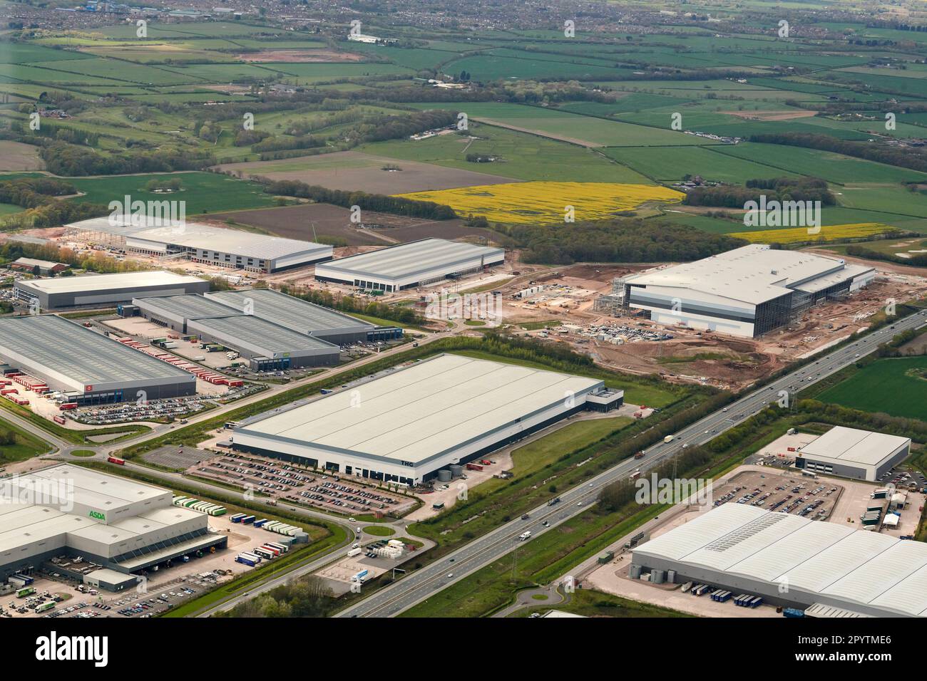 Luftaufnahme neuer Einzelhandelsvertriebslager neben der Autobahn M6 in Warrington, Nordwestengland, Großbritannien Stockfoto