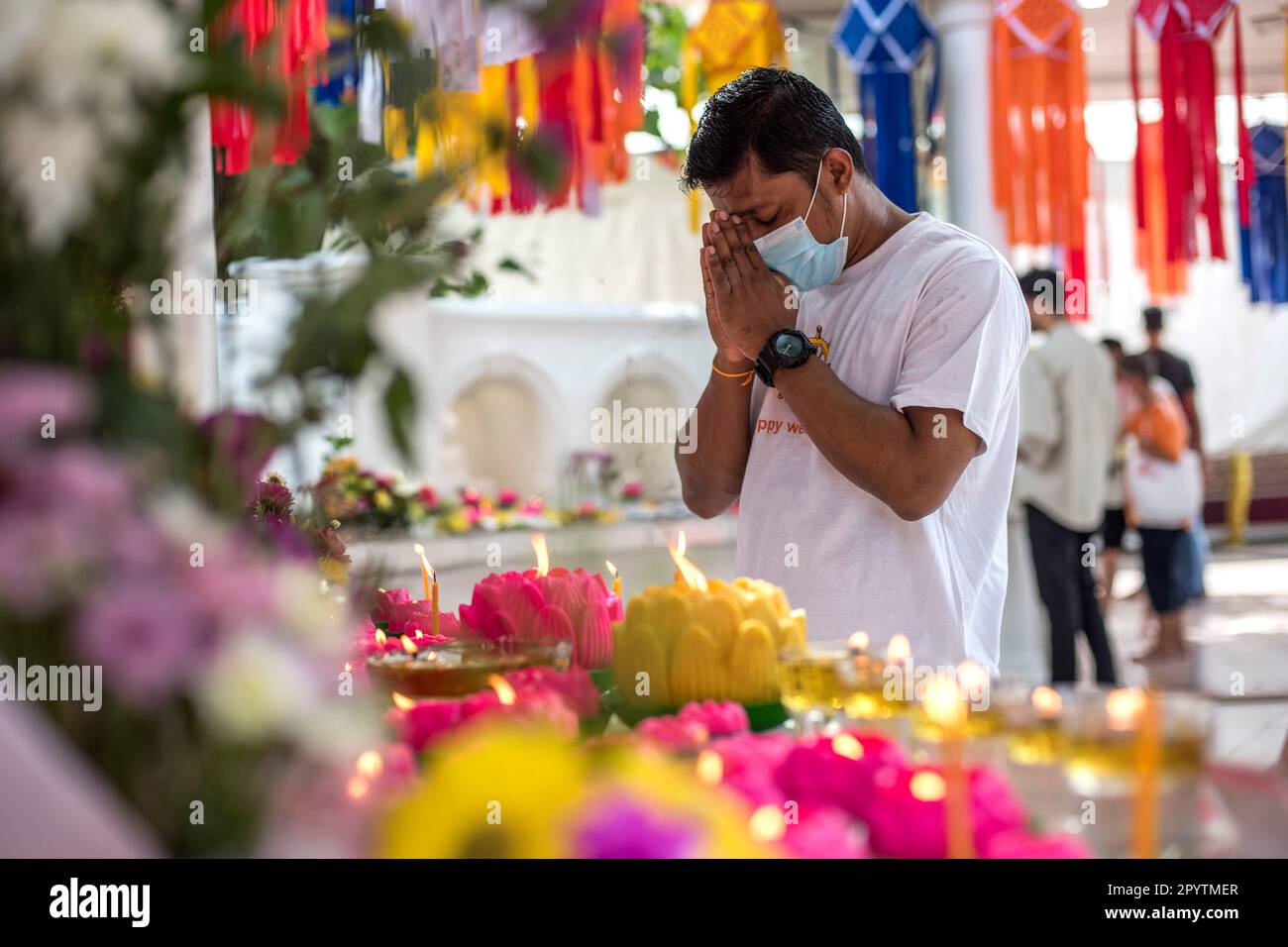 Kuala Lumpur, Malaysia. 04. Mai 2023. Ein Gläubiger betet während der Wesak Day Feiern im Maha Vihara Tempel. Wesak Day, oder auch Vesak geschrieben, wird von Buddhisten als religiöses Ereignis zur Feier der Geburt, Erleuchtung und des Todes von Siddharta Gautama Buddha beobachtet. (Foto: Vivian Lo/SOPA Images/Sipa USA) Guthaben: SIPA USA/Alamy Live News Stockfoto