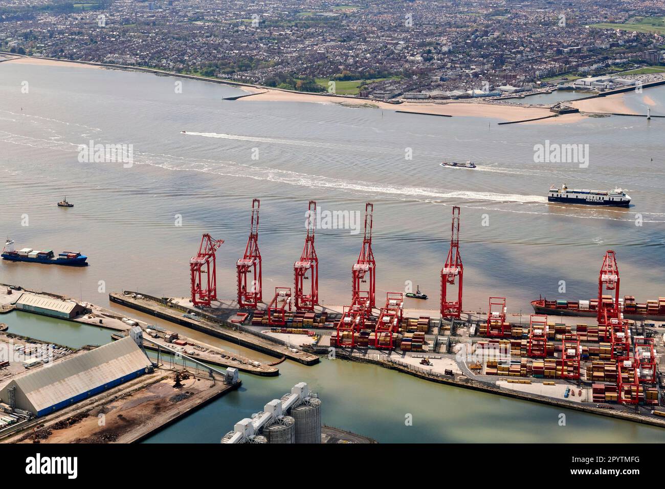 Containerschiff entladen am Peel Port, Seaforth Docks, Merseyside, an der Flussmündung von Mersey, Liverpool, Nordwestengland, Großbritannien Stockfoto