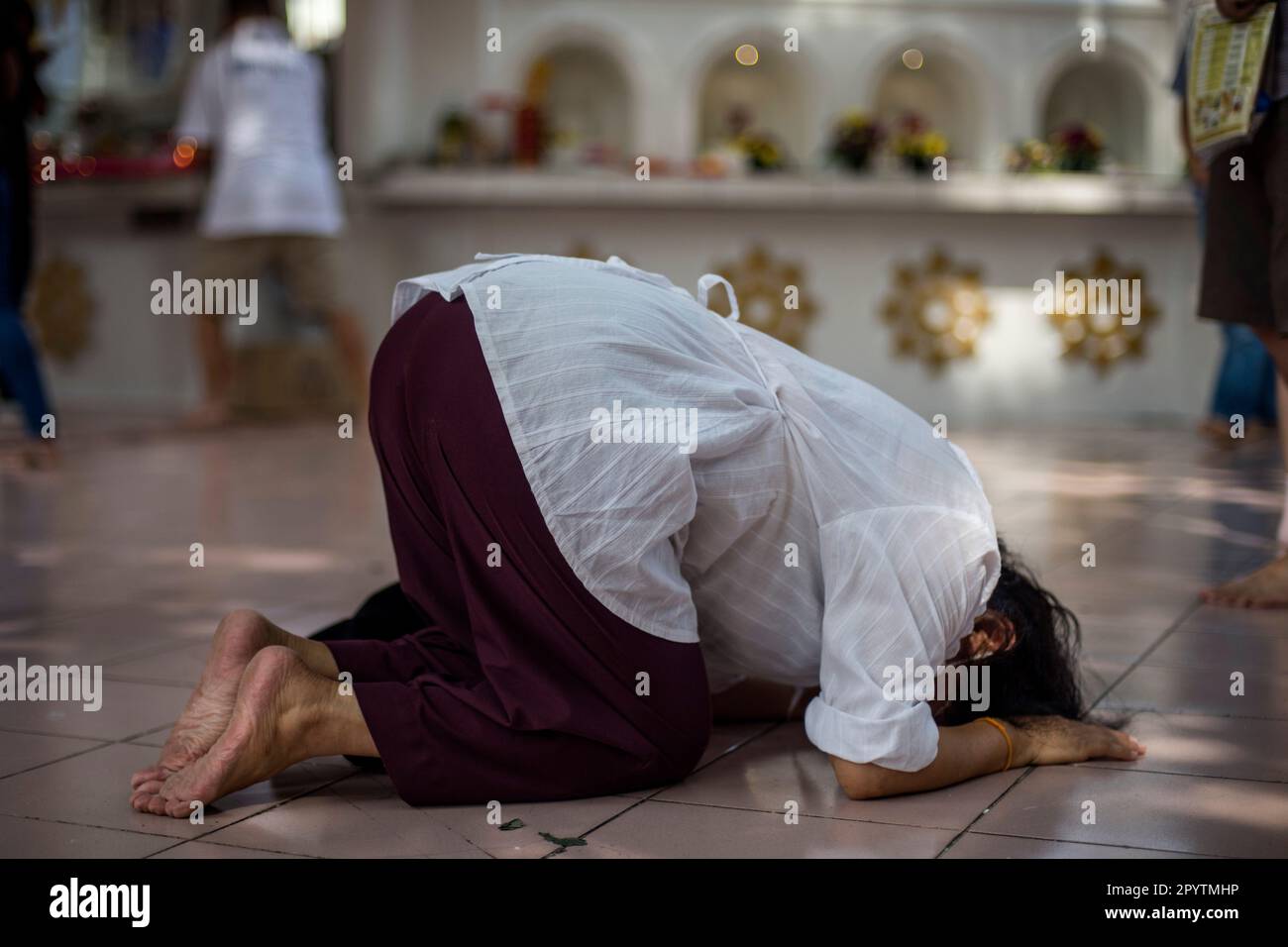 Kuala Lumpur, Malaysia. 04. Mai 2023. Ein Gläubiger betet während der Wesak Day Feiern im Maha Vihara Tempel. Wesak Day, oder auch Vesak geschrieben, wird von Buddhisten als religiöses Ereignis zur Feier der Geburt, Erleuchtung und des Todes von Siddharta Gautama Buddha beobachtet. (Foto: Vivian Lo/SOPA Images/Sipa USA) Guthaben: SIPA USA/Alamy Live News Stockfoto