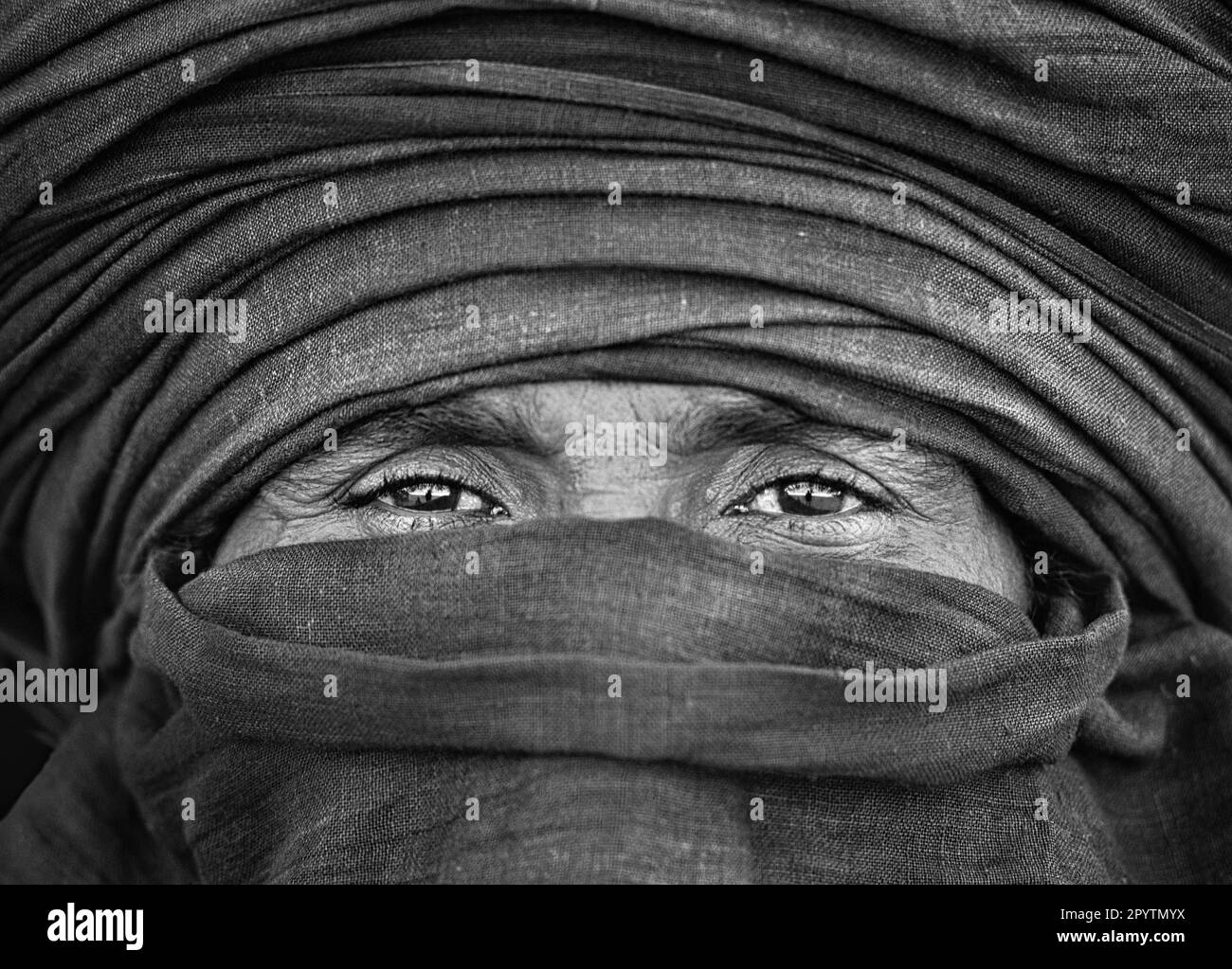 Algerien, bei Djanet. Sahara-Wüste. Mann des Tuareg-Stammes. Porträt. Schwarzweiß. Stockfoto
