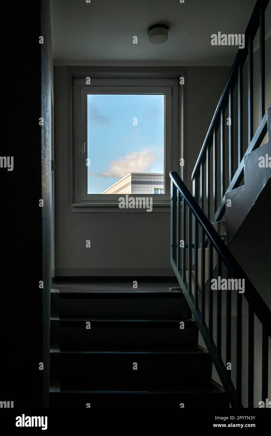 Treppe in einem Apartmentgebäude in Berlin Friedrichsfelde. Das Gebäude gehört zum Sewanviertel, dem ersten großen Wohnhaus, das zwischen 1961 und 1966 von der Deutschen Demokratischen Republik (DDR) in Ostberlin errichtet wurde. Nach der Vereinigung Deutschlands wurden die Gebäude in den 1990er Jahren modernisiert. Stockfoto