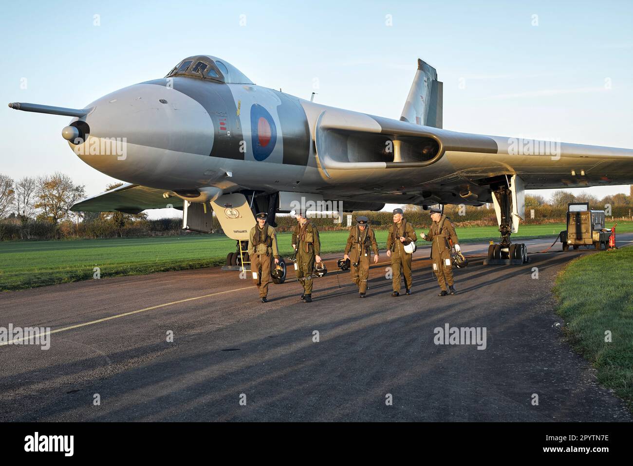 Jagdpiloten und Flugbesatzung des Vulcan Bomber XM655 Flugzeugs in Wellesbourne Airfield Nr, Stratford upon Avon, England Großbritannien Stockfoto