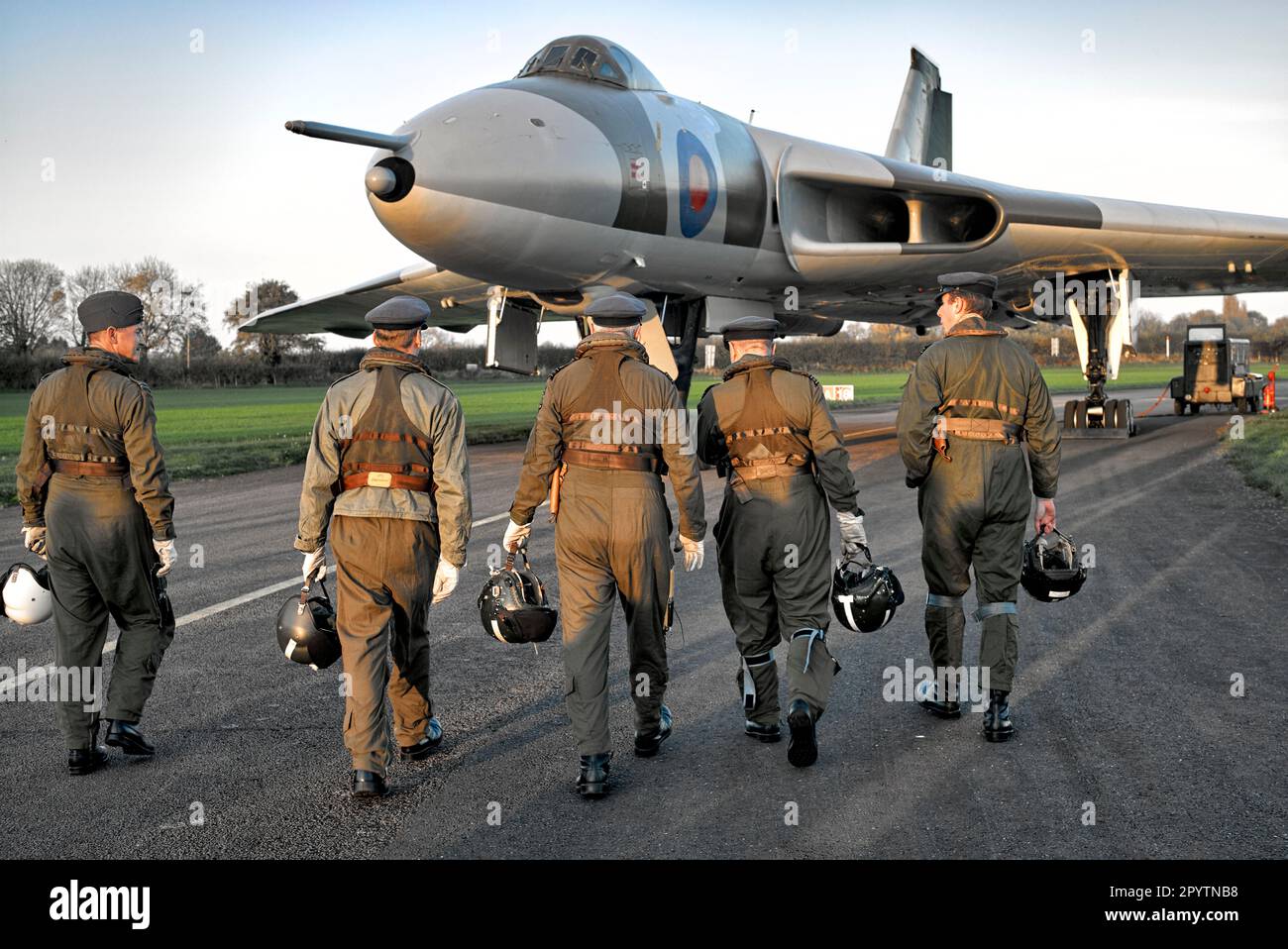 Jagdpiloten und Flugbesatzung des Vulcan Bomber XM655 Flugzeugs in Wellesbourne Airfield Nr, Stratford upon Avon, England Großbritannien Stockfoto