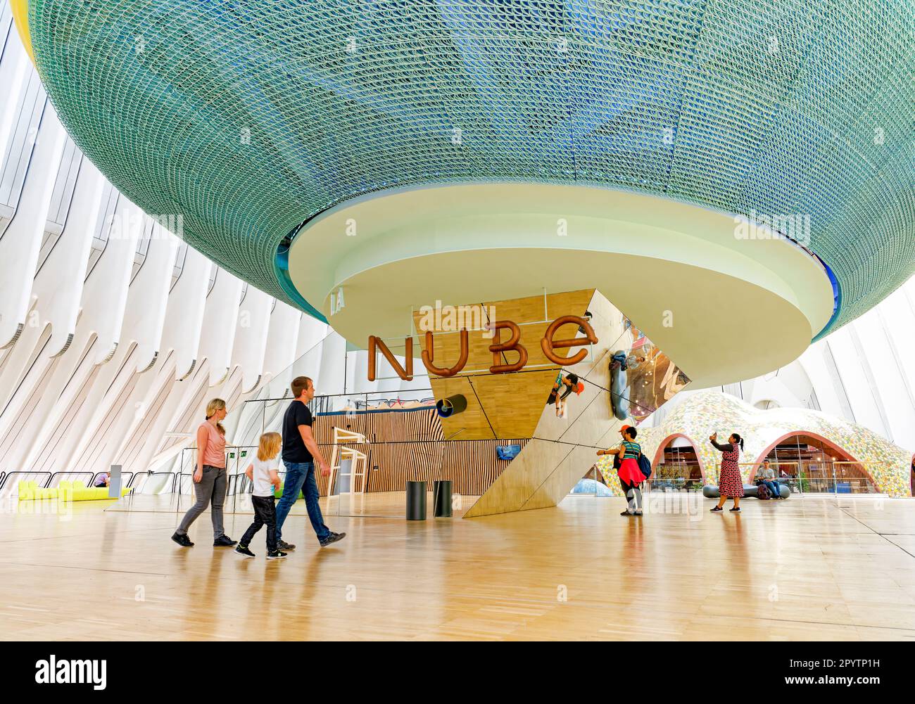 Das CaixaForum València ist Teil der Stadt der Künste und Wissenschaften (La Ciudad de las Artes y las Ciencias) in València (Architekt Santiago Calatrava) Stockfoto