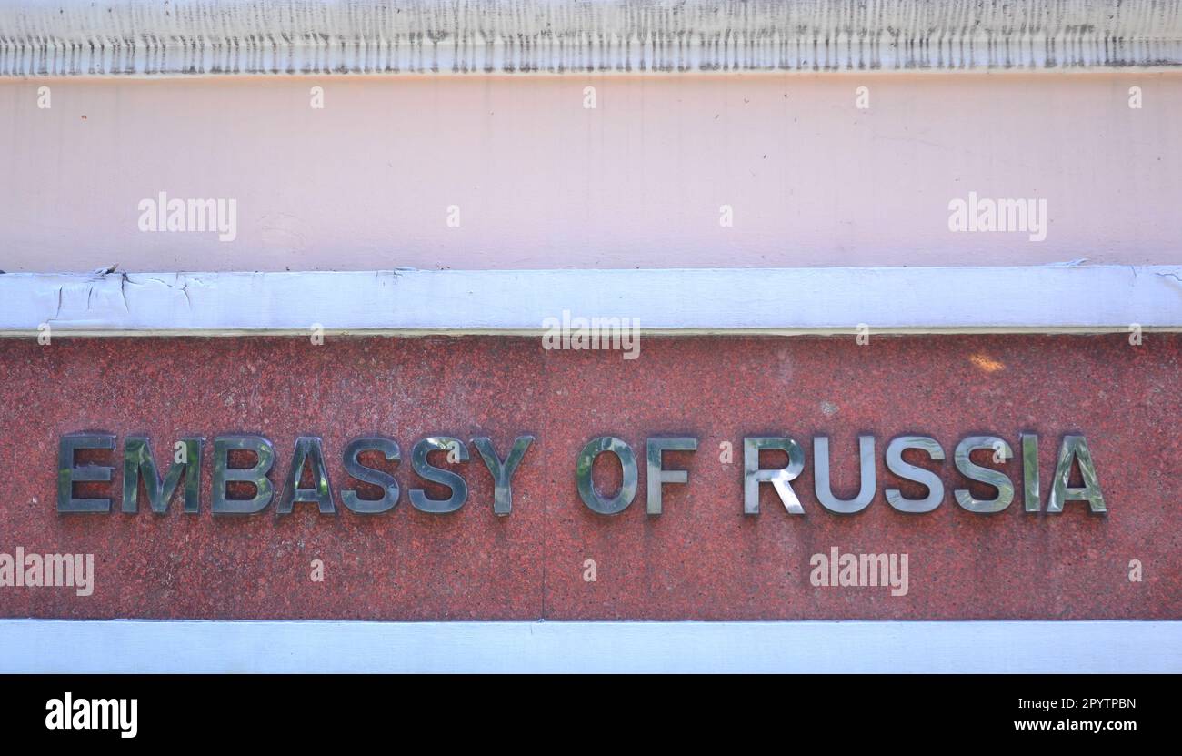 Schild: "Russische Botschaft" in der russischen Botschaft in Bangkok, Thailand. Stockfoto