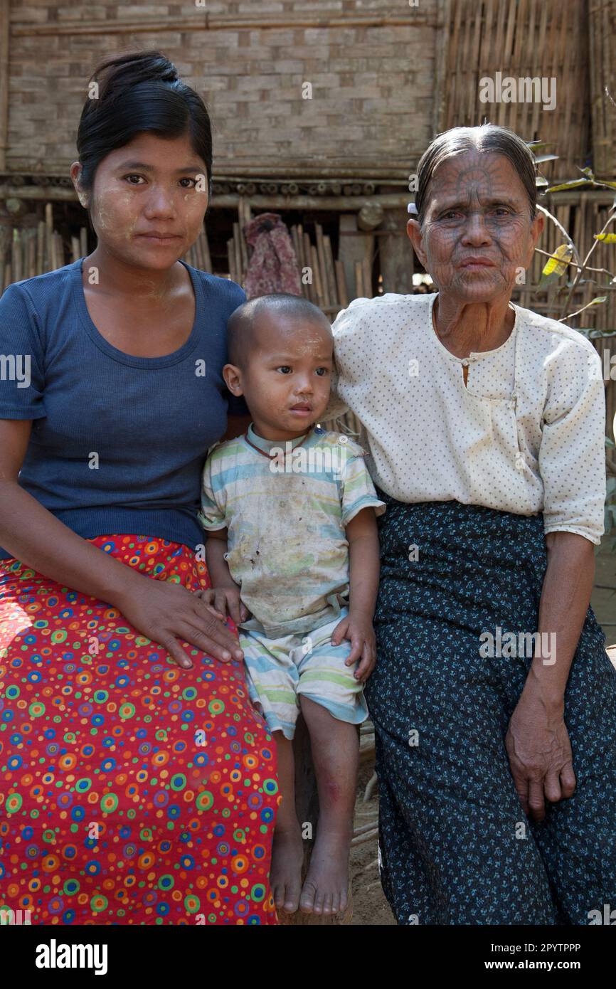 Junge Mutter und Kind mit Oma mit Tattoo, Chin State, Myanmar Stockfoto