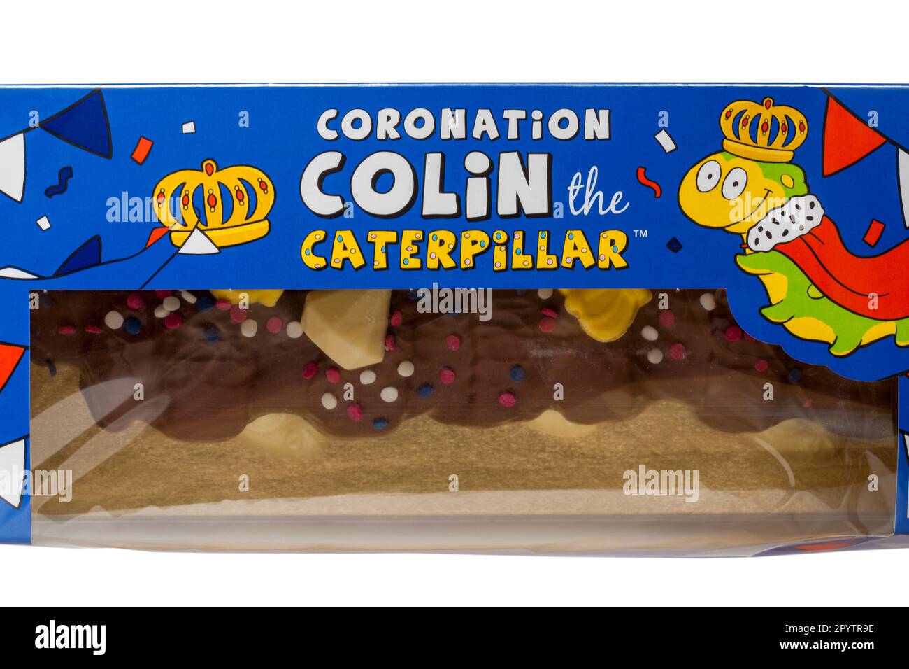 Die Krönung Colin, der Caterpillar-Kuchen von Marks & Spencer, auf weißem Hintergrund für die Krönung von König Karl III Stockfoto