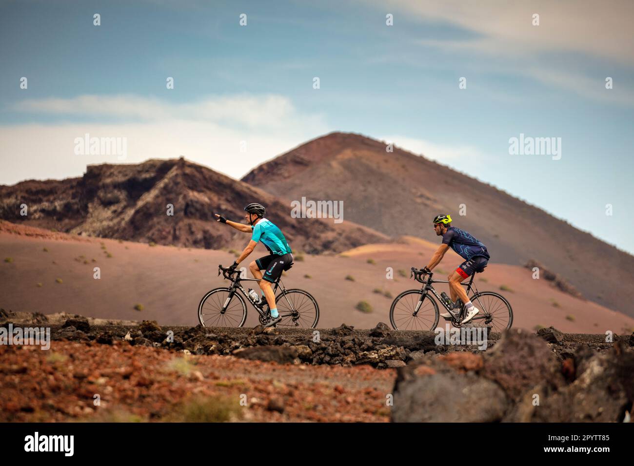 Spanien, Kanarische Inseln, Insel Lanzarote, Nationalpark Timanfaya, Montagnas del Fuego, Feuerberge, Vulkankraterlandschaft. Radfahrer. Stockfoto