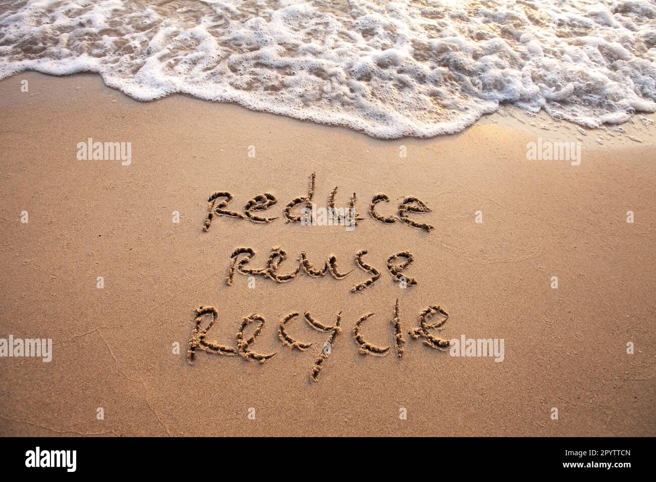 Reduzierung der Wiederverwendung Recycling-Konzept auf Sand gezogen, Nachhaltigkeit Stockfoto