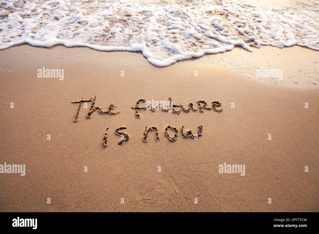 Die Zukunft ist jetzt, innovative Technologiekonzepte auf Sand geschrieben Stockfoto