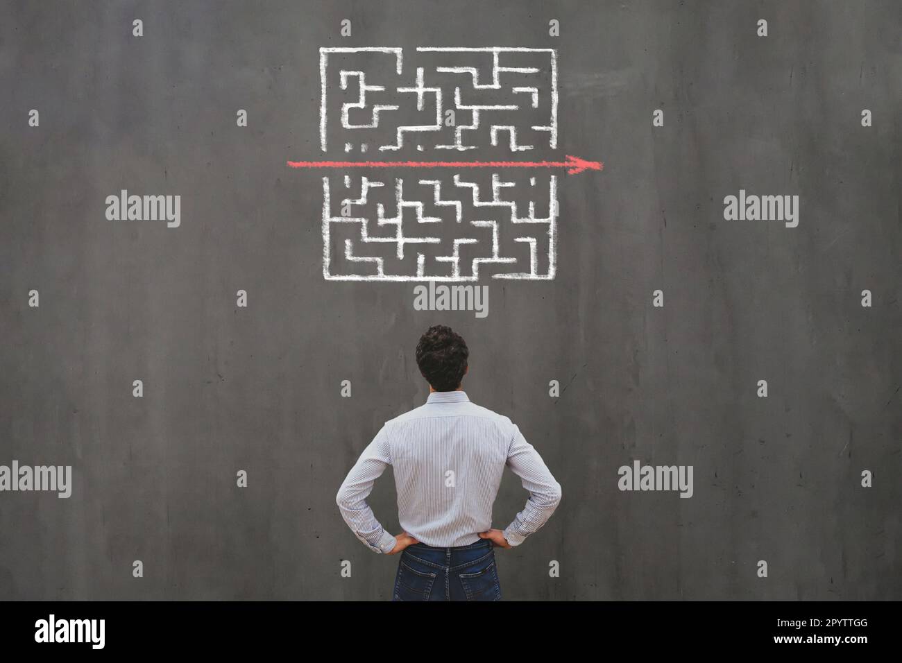 Einfaches, einfaches und schnelles Lösungskonzept, Problemlösung, Geschäftsmann, der über den Ausstieg aus dem Labyrinth nachdenkt Stockfoto
