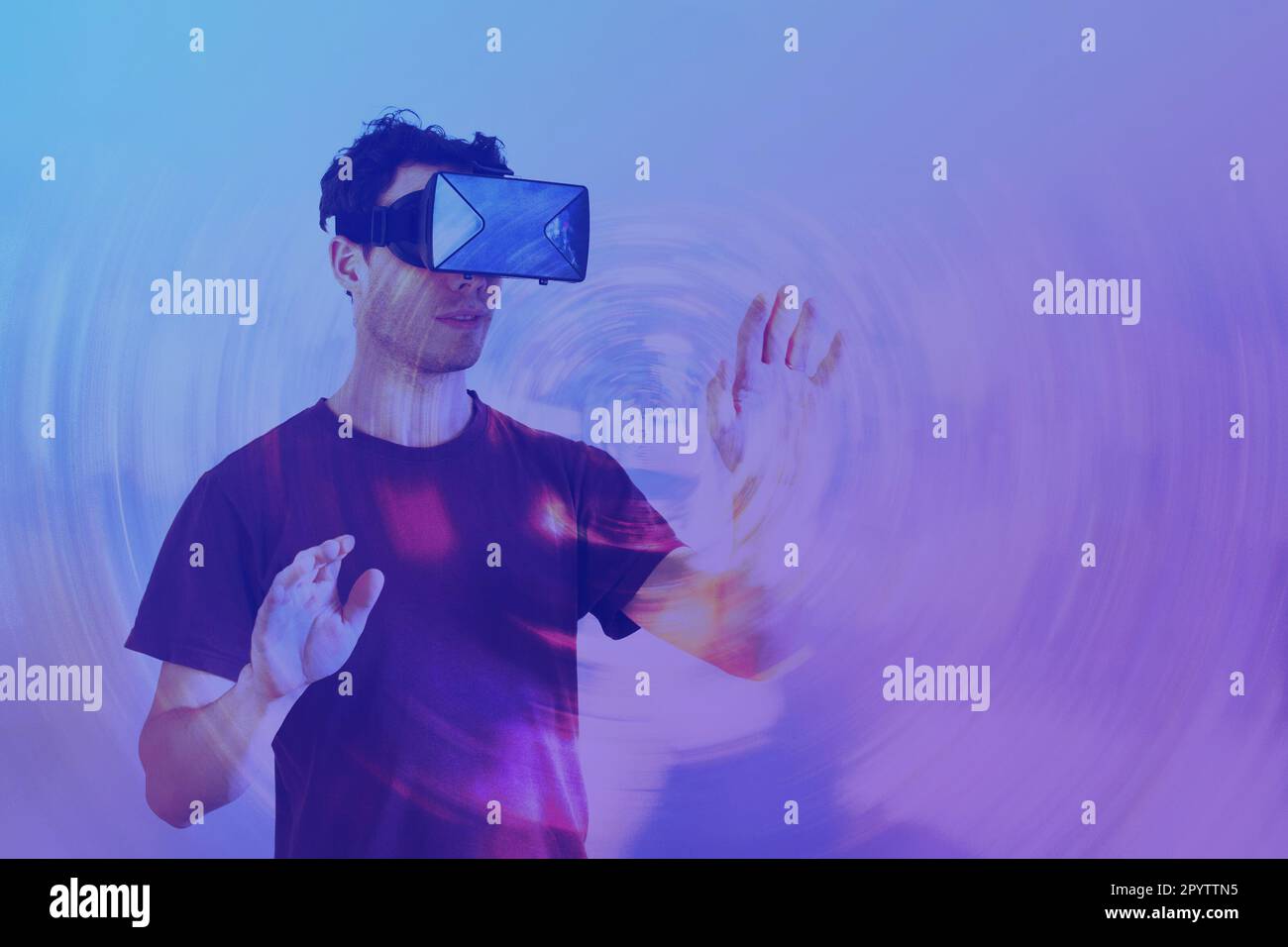 Mann mit Virtual-Reality-Brille VR-Brille Headset, Cyber-Space-Hintergrund mit Copyspace Stockfoto