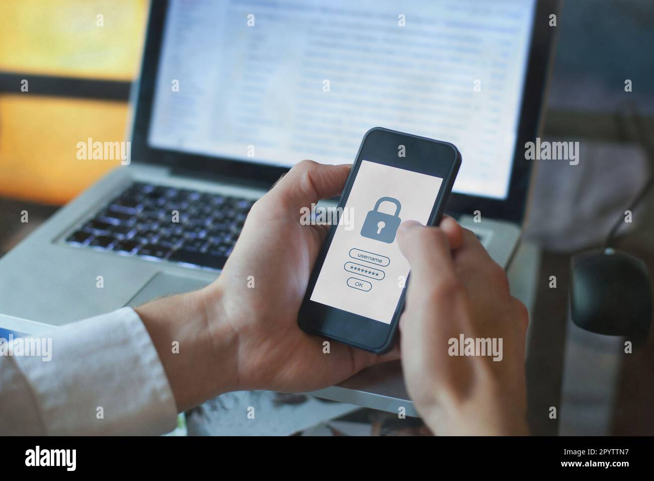Datenschutzkonzept, Cybersicherheit, gesicherter Zugriff mit Passwort auf dem Bildschirm des mobilen Smartphones Stockfoto