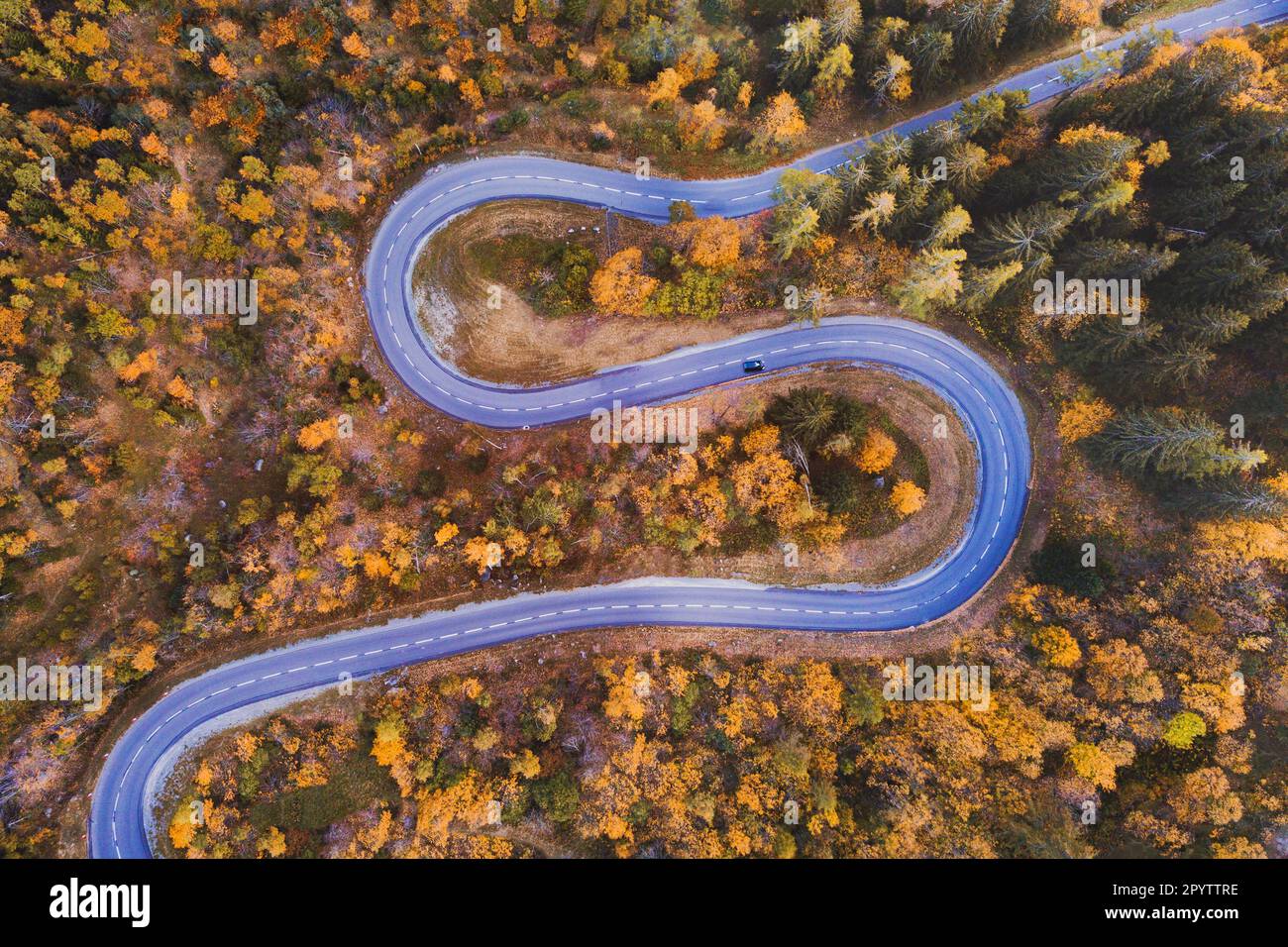 Herbst, wunderschöne Bergstraße, Luftlandschaft mit Herbstfarben, Laub, Reisen Sie mit dem Auto Stockfoto Herbst, wunderschöne Bergstraße, Luftlandschaft mit Herbstfarben, Laub, Reisen Sie mit dem Auto Stockfoto