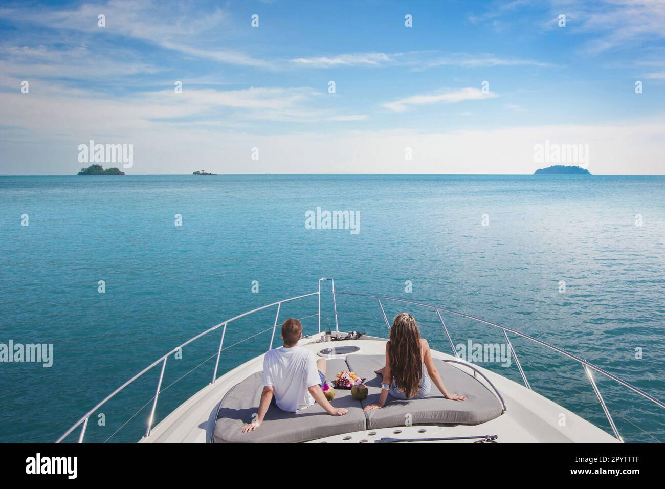 Luxuskreuzfahrt auf der Yacht, romantischer Flitterwochenurlaub für zwei am Meeresstrand Stockfoto Luxuskreuzfahrt auf der Yacht, romantischer Flitterwochenurlaub für zwei am Meeresstrand Stockfoto