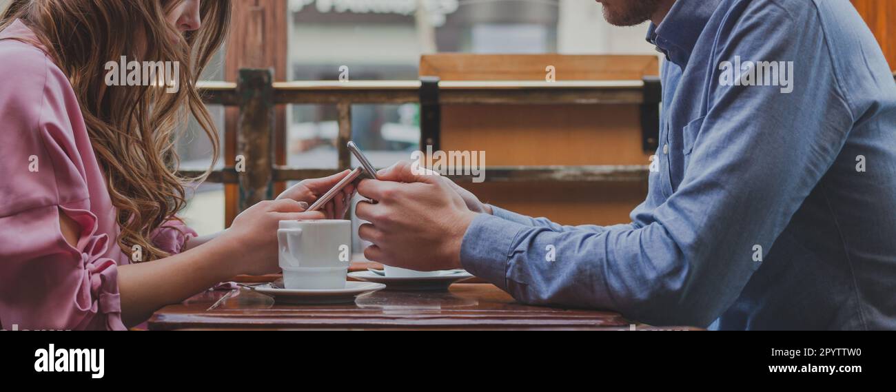 Soziale Medien, Banner Hände mit Smartphones, Online-Kommunikation, Nahaufnahme eines Paares mit Mobiltelefonen, das das Internet nutzt Stockfoto