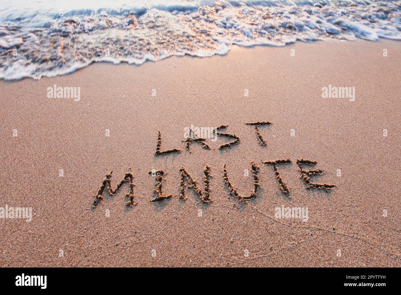 Last-Minute-Angebot, Text am Sandstrand Stockfoto Last-Minute-Angebot, Text am Sandstrand Stockfoto