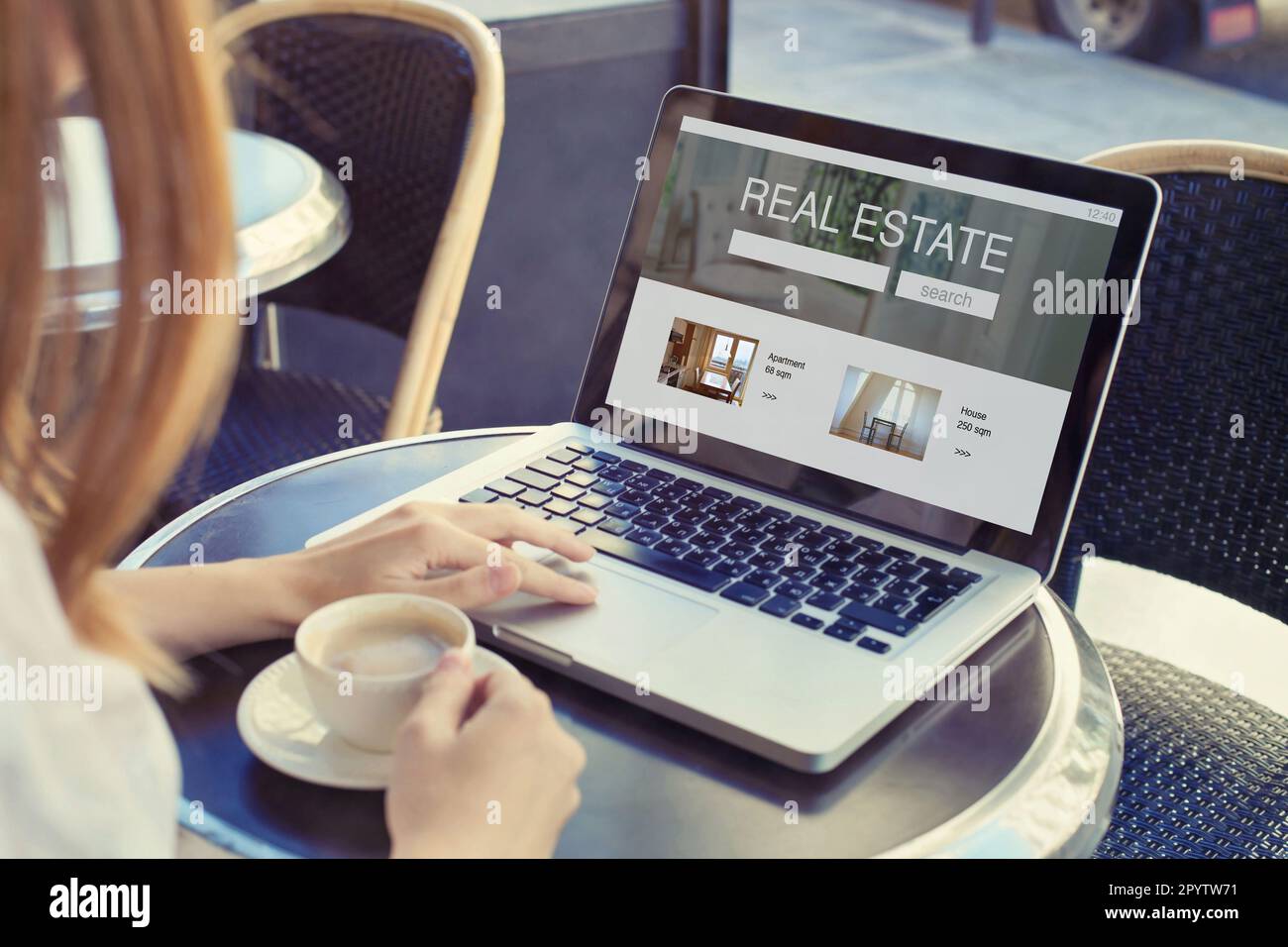 Immobilienkonzept, Wohnung oder Haus kaufen oder mieten, neues Zuhause in der Agentur online wählen Stockfoto