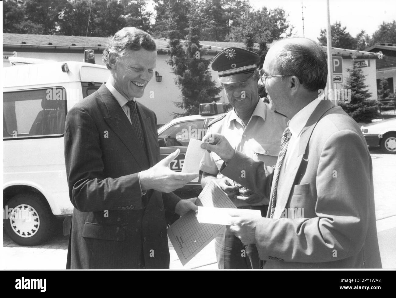 Die erste Autobahnpolizei in Brandenburg wurde von Innenminister Alwin Ziel(r) an den Polizeichef Detlef von Schwerin im Servicegebiet Michendorf übergeben. Polizei! Autobahn. Foto: MAZ/Bernd Gartenschläger, 11.07.1995 [automatisierte Übersetzung] Stockfoto