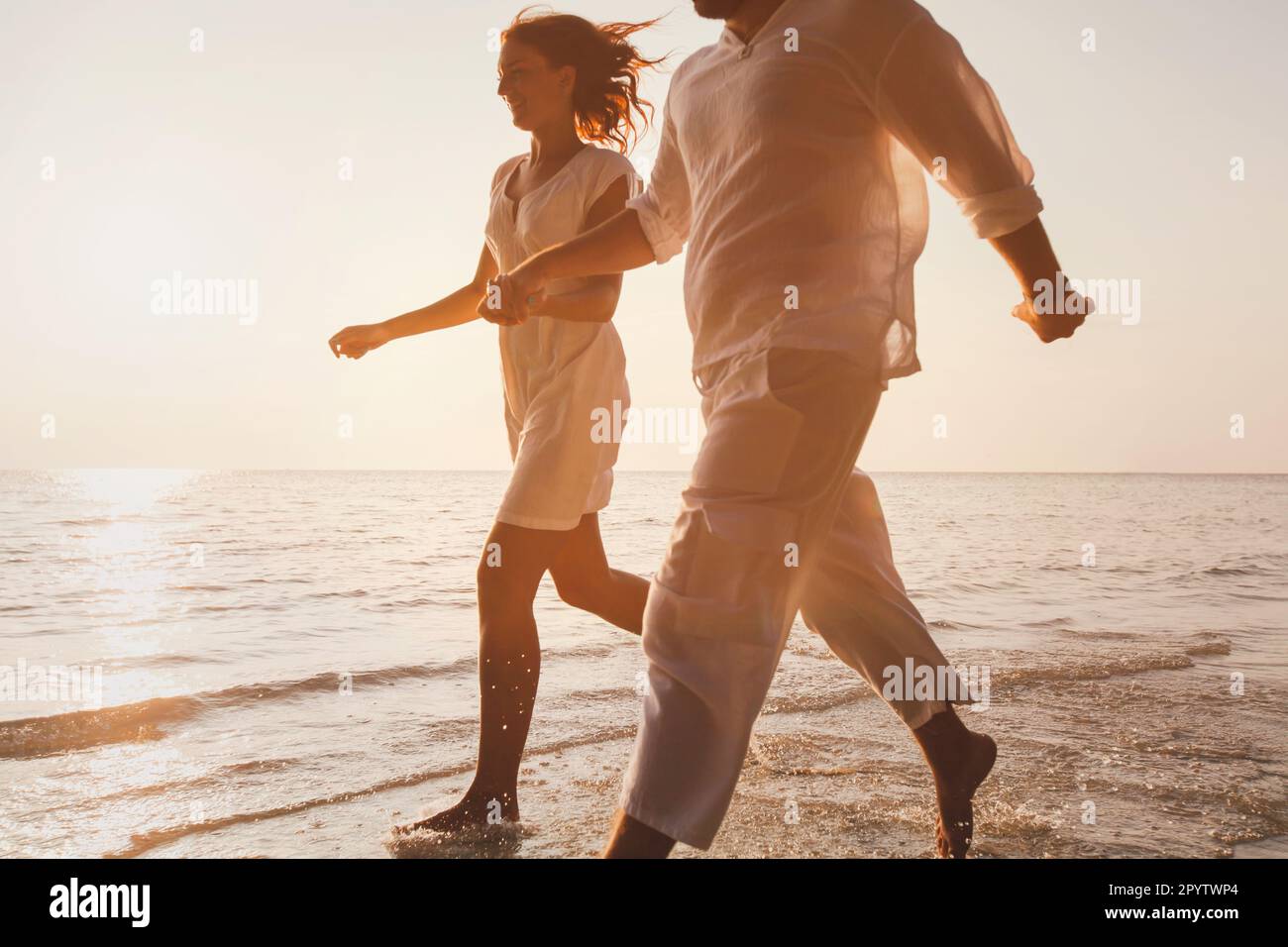Romantischer Kurzurlaub, glückliches Paar am Strand, das Spaß hat, Flitterwochen-Touristen in den Sommerferien Stockfoto