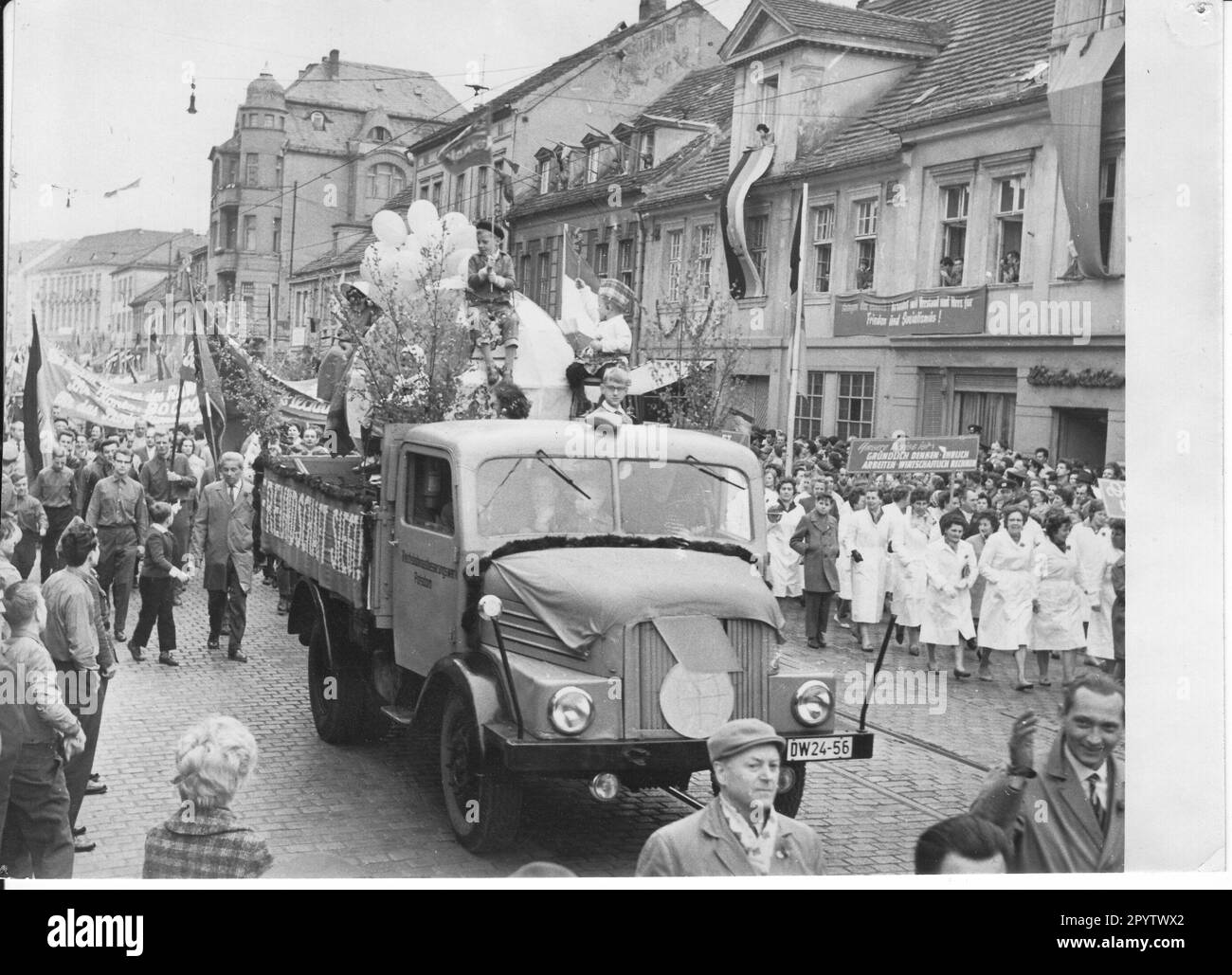 Demonstration von Arbeitern und Arbeitern am Mai durch die Innenstadt von Potsdam vorbei an den Ständen des SED District Leadership Potsdam.decorated Truck. Demo. Ereignis. DDR. Historisch. Foto: MAZ/Leon Schmidtke, 01.05.1962 [automatisierte Übersetzung] Stockfoto