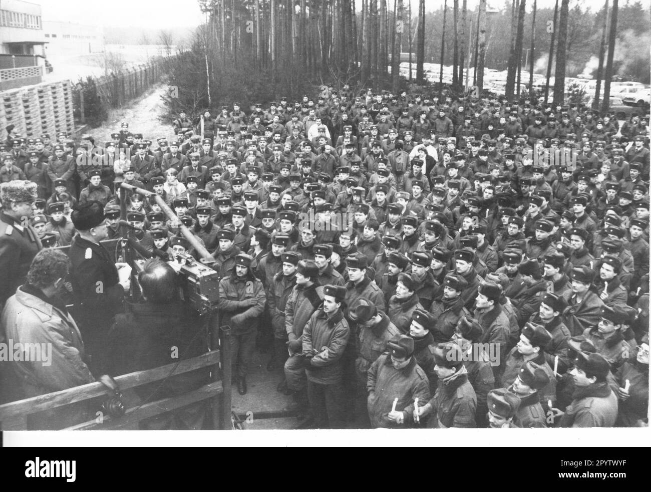 Soldat-Demo in Beelitz. NVA-Soldaten demonstrieren gegen ihre Offiziere. Militär. Vorführung. DDR. Historisch. Dreh dich um. Wendepunkt. Foto: MAZ/Michael Hübner, 03.01.1990 [automatisierte Übersetzung] Stockfoto