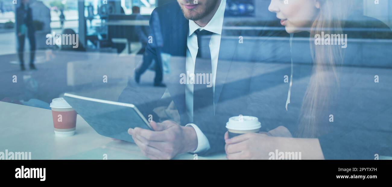 Menschen, die Technologie verwenden, Banner-Hintergrund, Mann mit Tablet-Computer, doppelte Belichtung Stockfoto