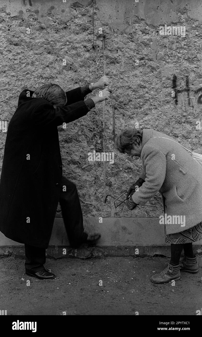 DDR, Berlin, 11,1.1990, Touristen versuchen Teile der Mauer am Brandenburger Tor abzureißen, [automatisierte Übersetzung] Stockfoto