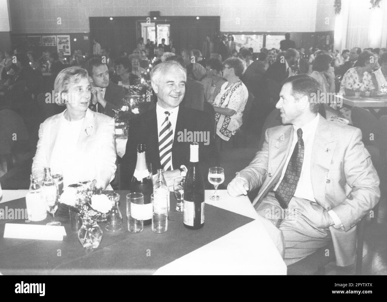 Premierminister Manfred Stolpe und seine Frau Ingrid zum 30. Geburtstag von Ludwigsfelde. Bürgermeister Heinrich Scholl (1.f.r.) Foto: MAZ Klaus Gerlach, 18.07.1995 [automatisierte Übersetzung] Stockfoto