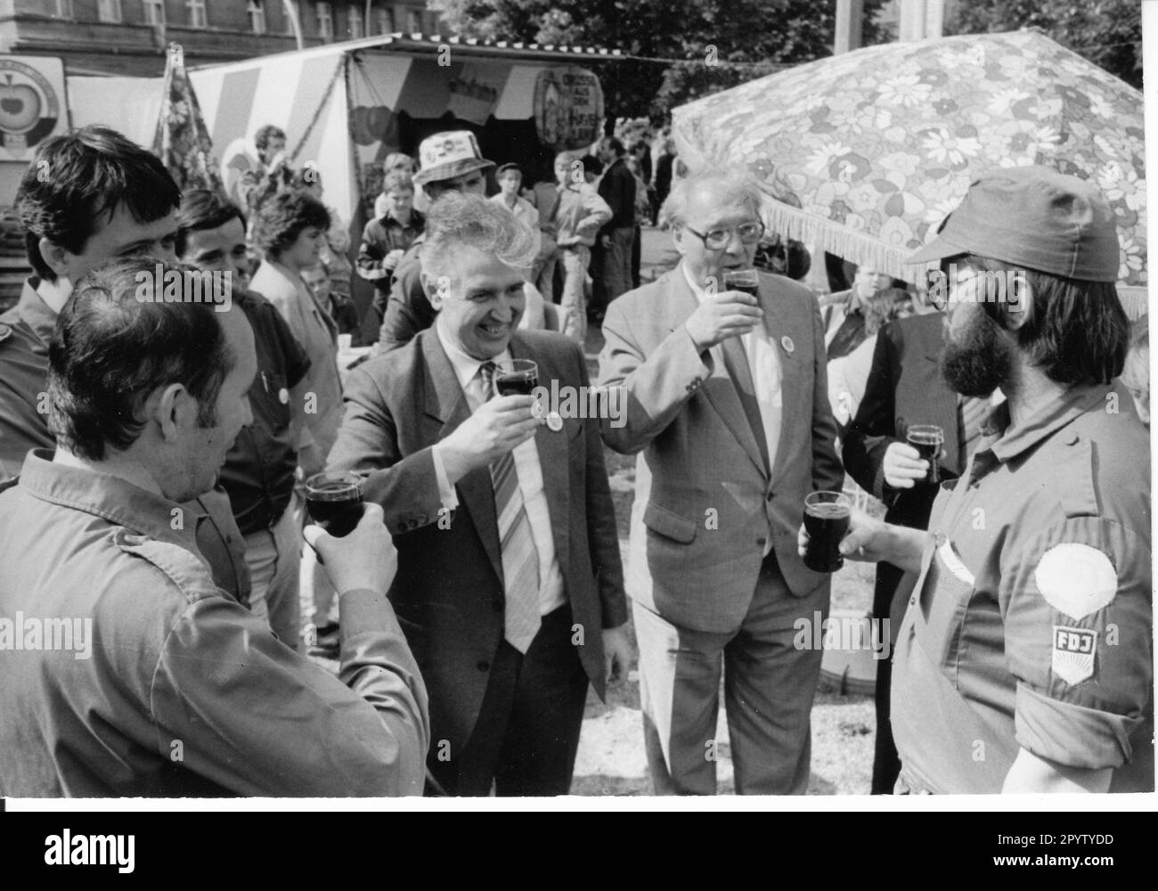 Am 12-14. Mai 1989 fand in Ostberlin die Pfingsttagung der Freien Deutschen Jugend (FDJ) statt.Günther Jahn, 1. Sekretär der Potsdamer Bezirksführung (M.) Während einer Führung durch das Potsdamer Bezirkszentrum in Berlin.DDR. Wende. Wendepunkt. Foto: MAZ/Michael Hübner, 14.05.1989 [automatisierte Übersetzung] Stockfoto