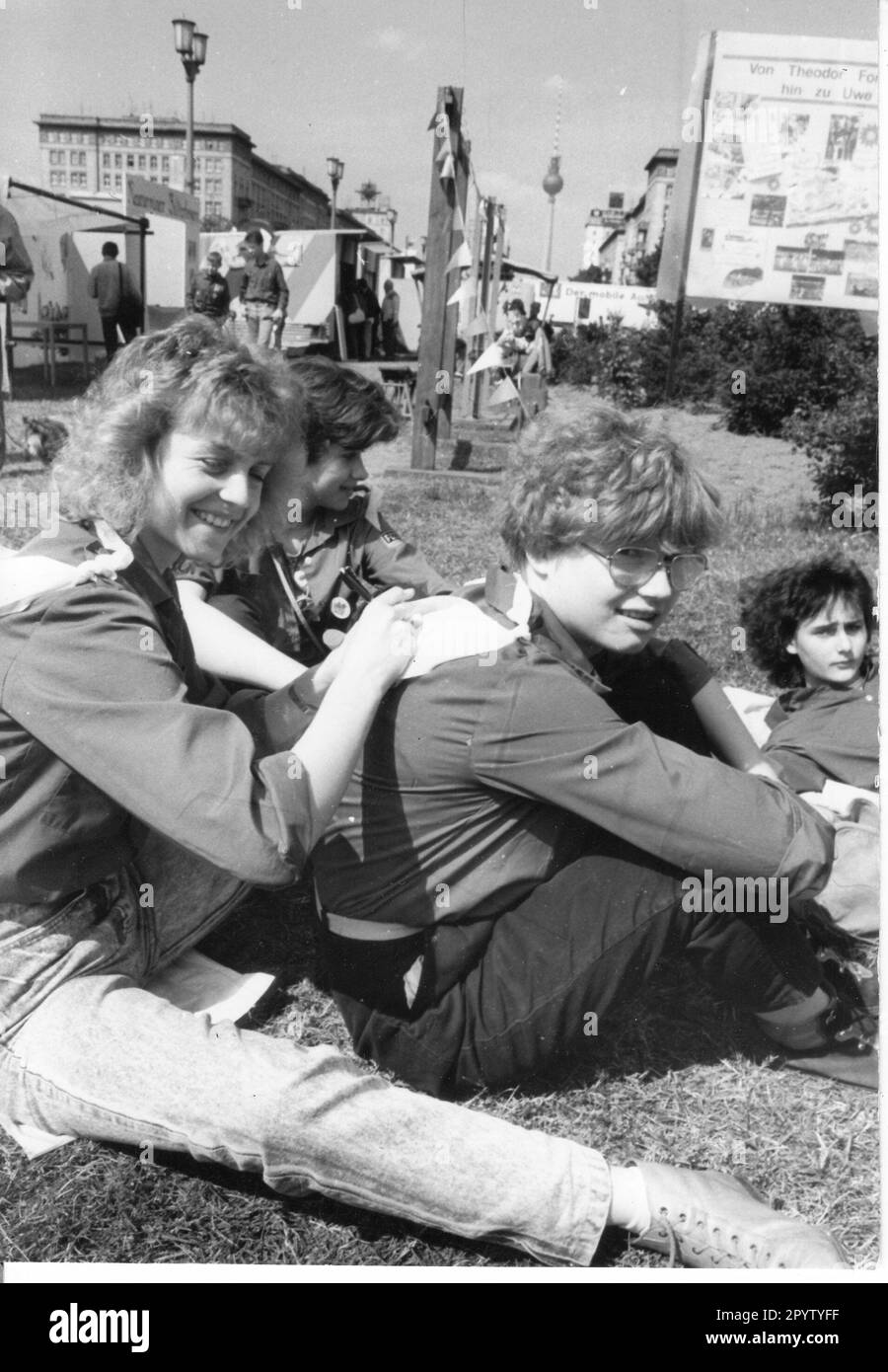 Ab dem 12-14. Mai 1989 fand in Ostberlin die Pfingsttagung der Freien Deutschen Jugend (FDJ) statt. Wendepunkt. Ruht sich auf der Wiese aus. Jugend. Dreh-Zeit.DDR. Foto:MAZ/Michael Hübner,14.05.1989 [automatisierte Übersetzung] Stockfoto