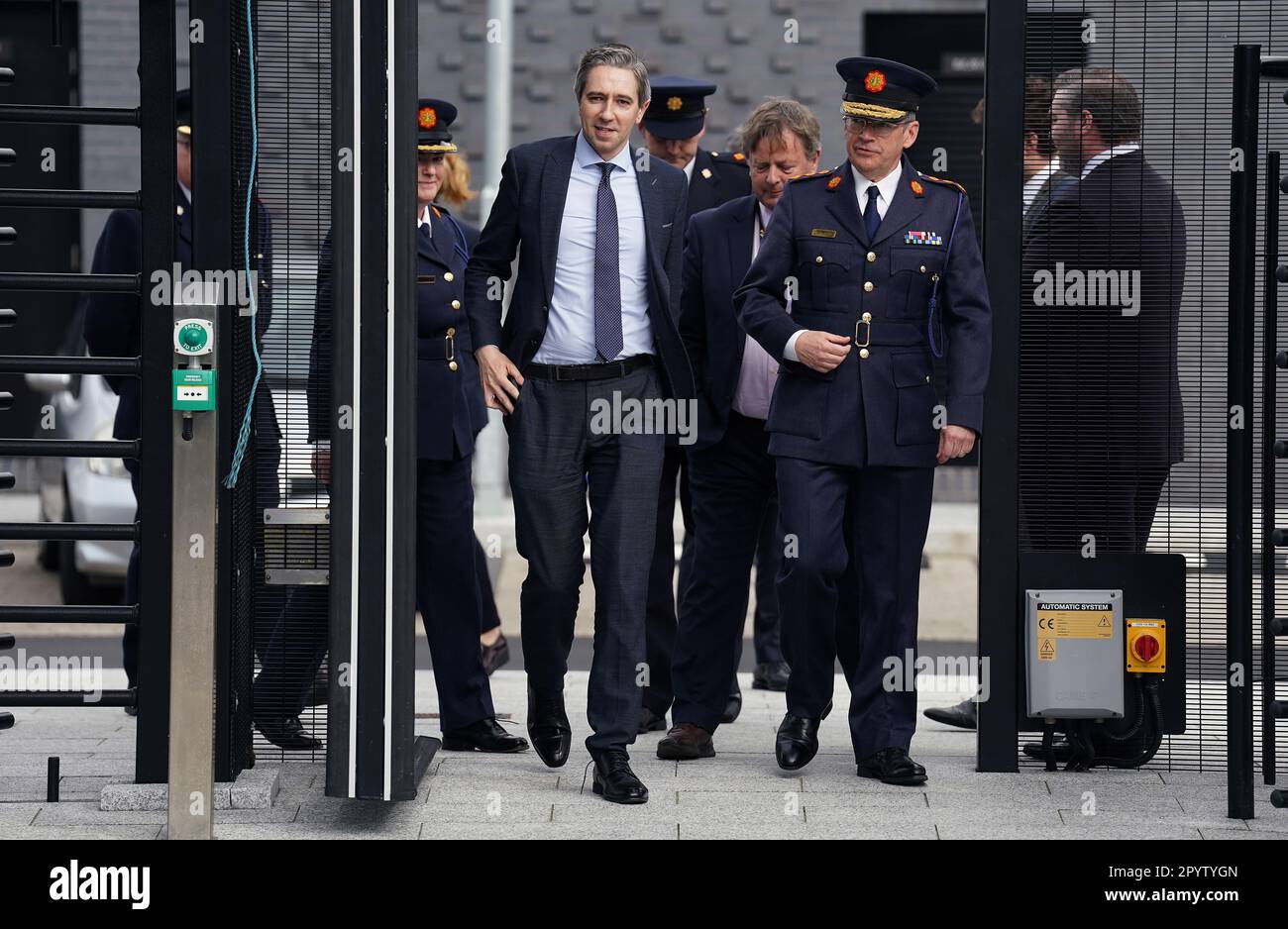 Justizminister Simon Harris (Mitte links) und Garda-Kommissar Drew Harris (Mitte rechts) kommen am National Train Control Centre am Bahnhof Heuston in Dublin an, um ein neues Garda Control Centre für die Metropolregion Dublin offiziell zu eröffnen. Foto: Freitag, 5. Mai 2023. Stockfoto