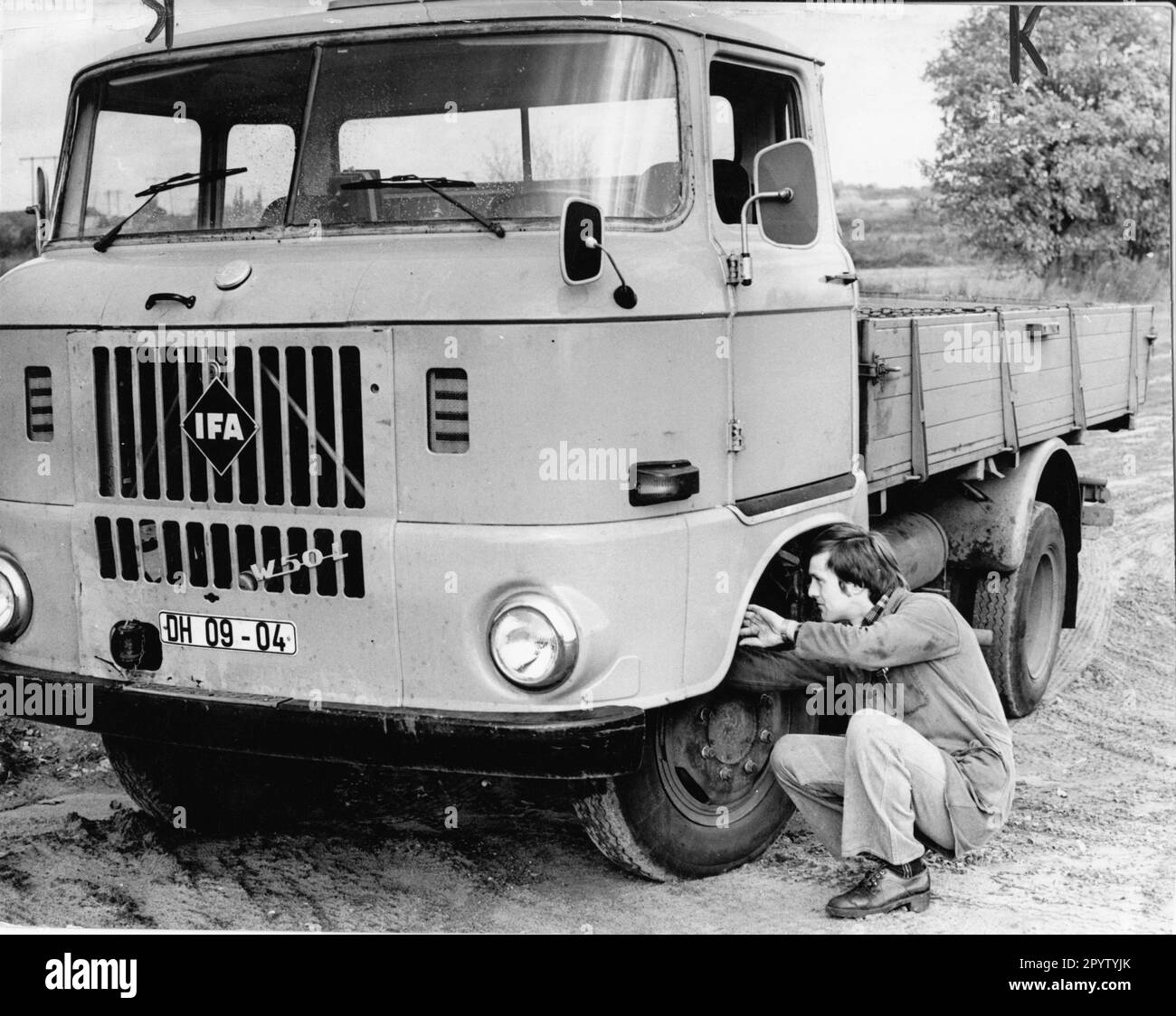 Jürgen Teuber vom IFA Autowerk Ludwigsfelde inspiziert einen W  50-Lkw.Automobilwerke Ludwigsfelde wurde 1952 als VEB Industriewerke  Ludwigsfelde IWL.LKW W50.DDR- Betriebe gegründet. Foto: MAZ/Archive,  20.10.1980 [automatisierte Übersetzung ...