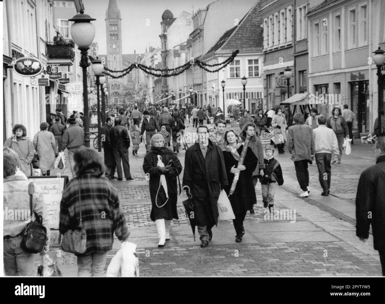 Viele Leute kaufen Weihnachten in der Brandenburger Straße in Potsdam ein. Einkaufsstraße. Einkaufsmeile, Einzelhandel, Weihnachten. Dreh dich um. Wendepunkt. Foto: MAZ/Peter Sengpiehl, 22.12.1991 [automatisierte Übersetzung] Stockfoto