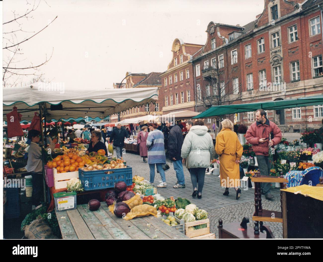 Der Markt am Bassinplatz ist geschäftig. Traditioneller Markt in