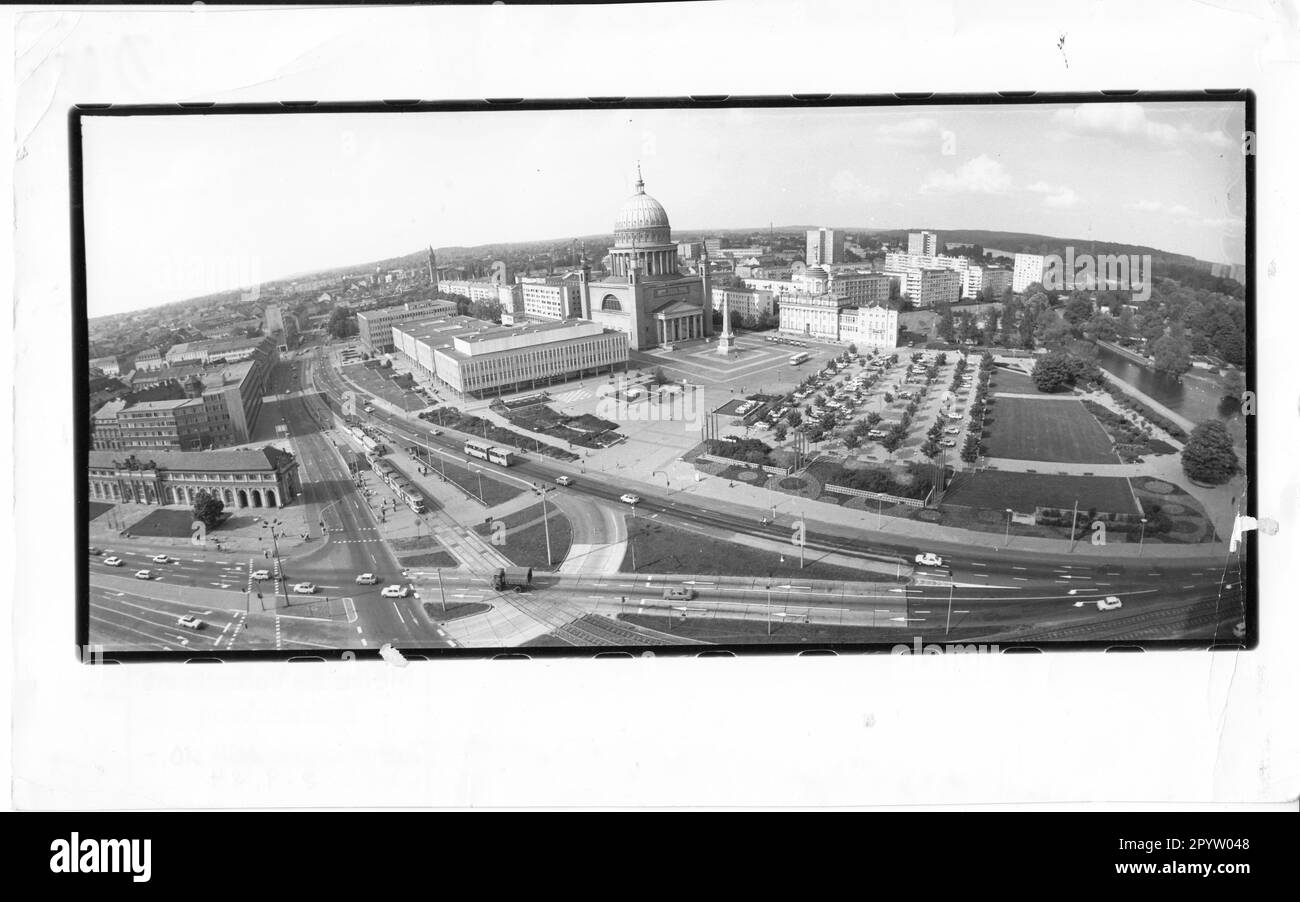 Blick auf Potsdam. Der alte Markt. Nikolaikirche. Obelisk. Kulturhaus „Hans Marchwitza“ (auch altes Rathaus). Lehrerausbildungsinstitut. Auf der rechten Seite Marstall (heutiges Filmmuseum). Foto: MAZ/Hans-Werner Alexander, 08.09.1984 [automatisierte Übersetzung]“ Stockfoto